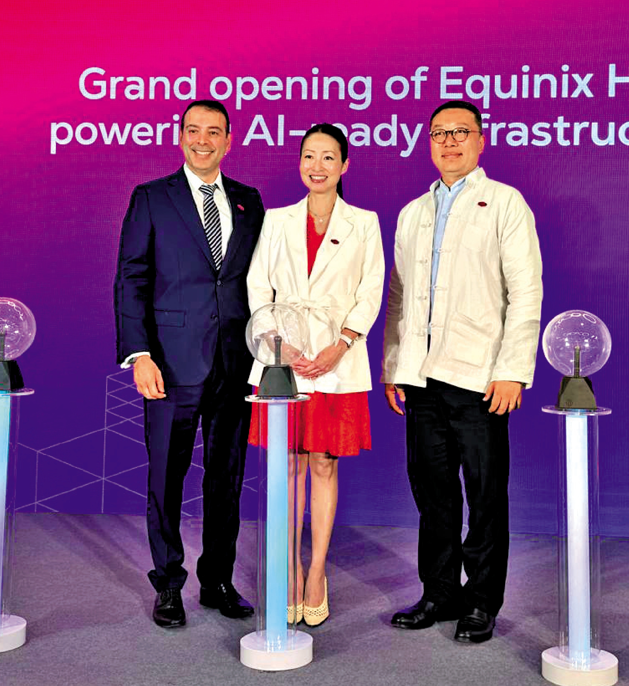 　　圖：Equinix位於香港的第六個數據中心HK6啟用。左起為亞太區總裁Cyrus Adaggra、香港區董事總經理韓祖恩、香港高級營運總監李銘斌。\大公報記者李潔儀攝