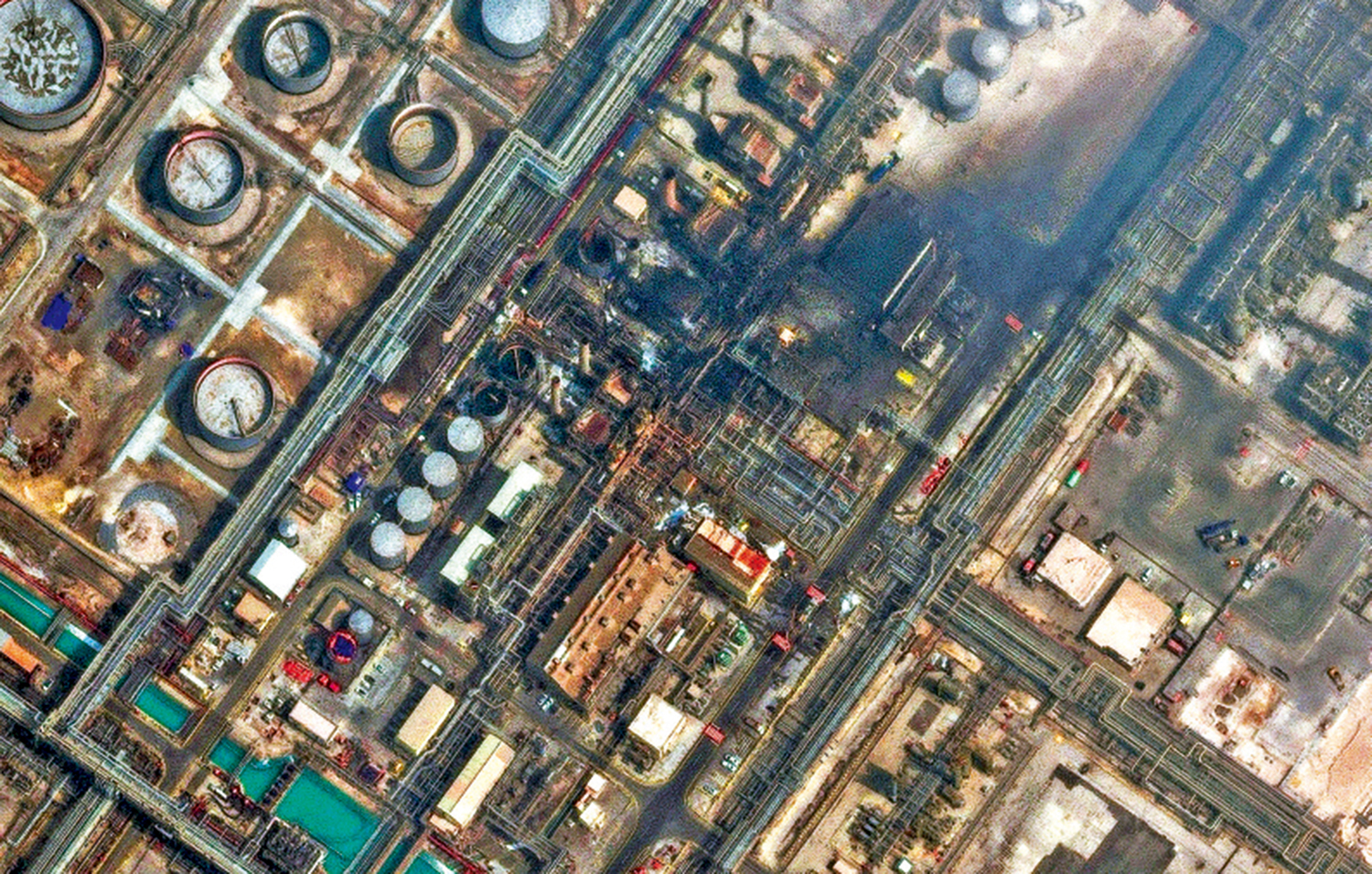 　　圖：伊朗戰事對全球能源供應鏈造成衝擊。圖為沙特一處煉油廠今年3月遇襲。\美聯社