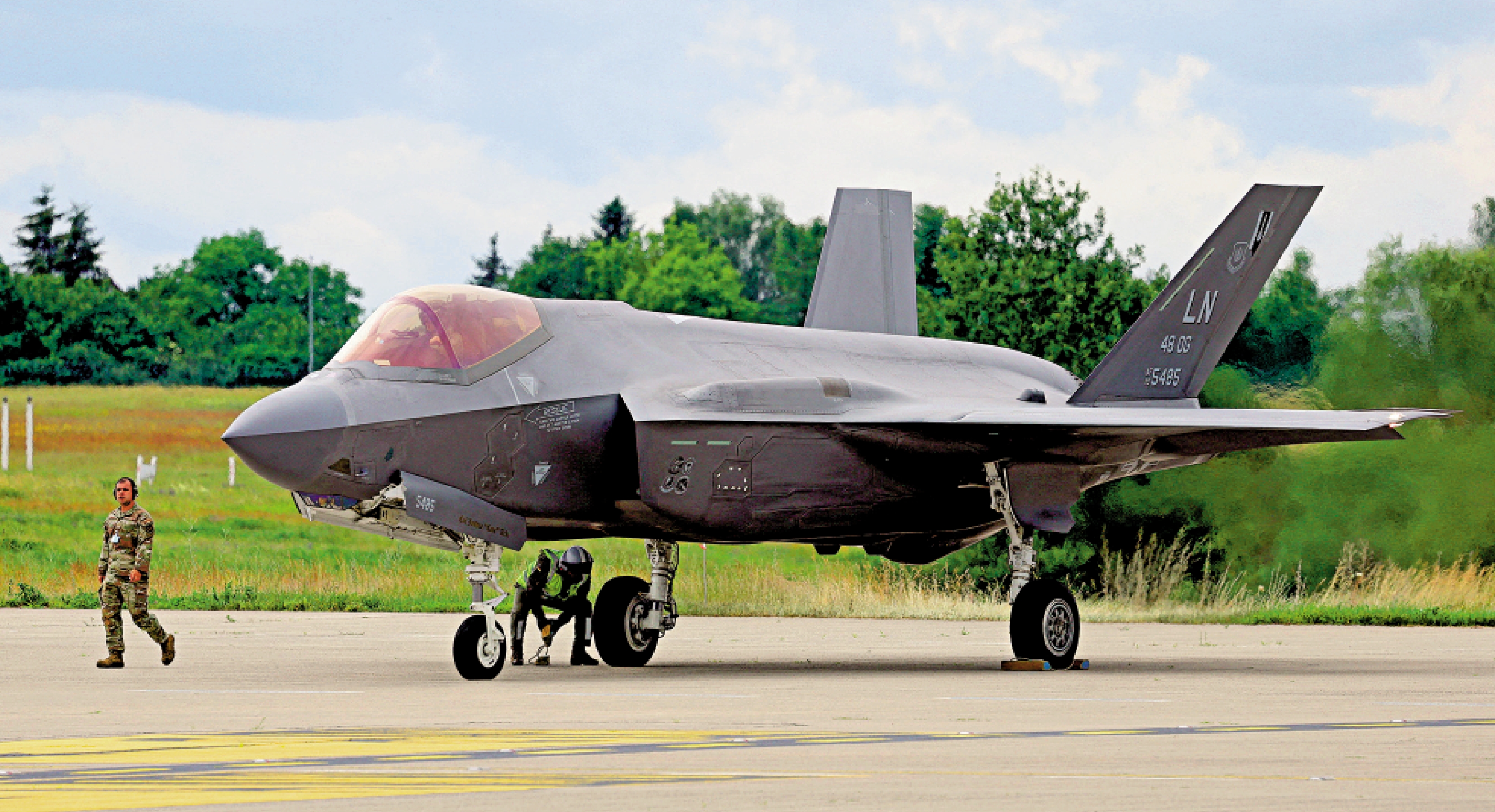 　　圖：一架美國空軍F-35戰機飛抵德國柏林。\路透社