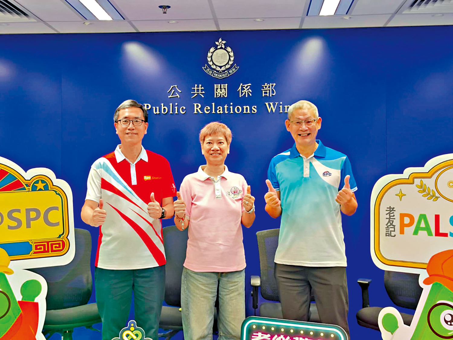 　　圖：左至右：周觀法（法哥）、陳淑華（Amy）及袁兆麟（Tom）熱心參與耆樂警訊。