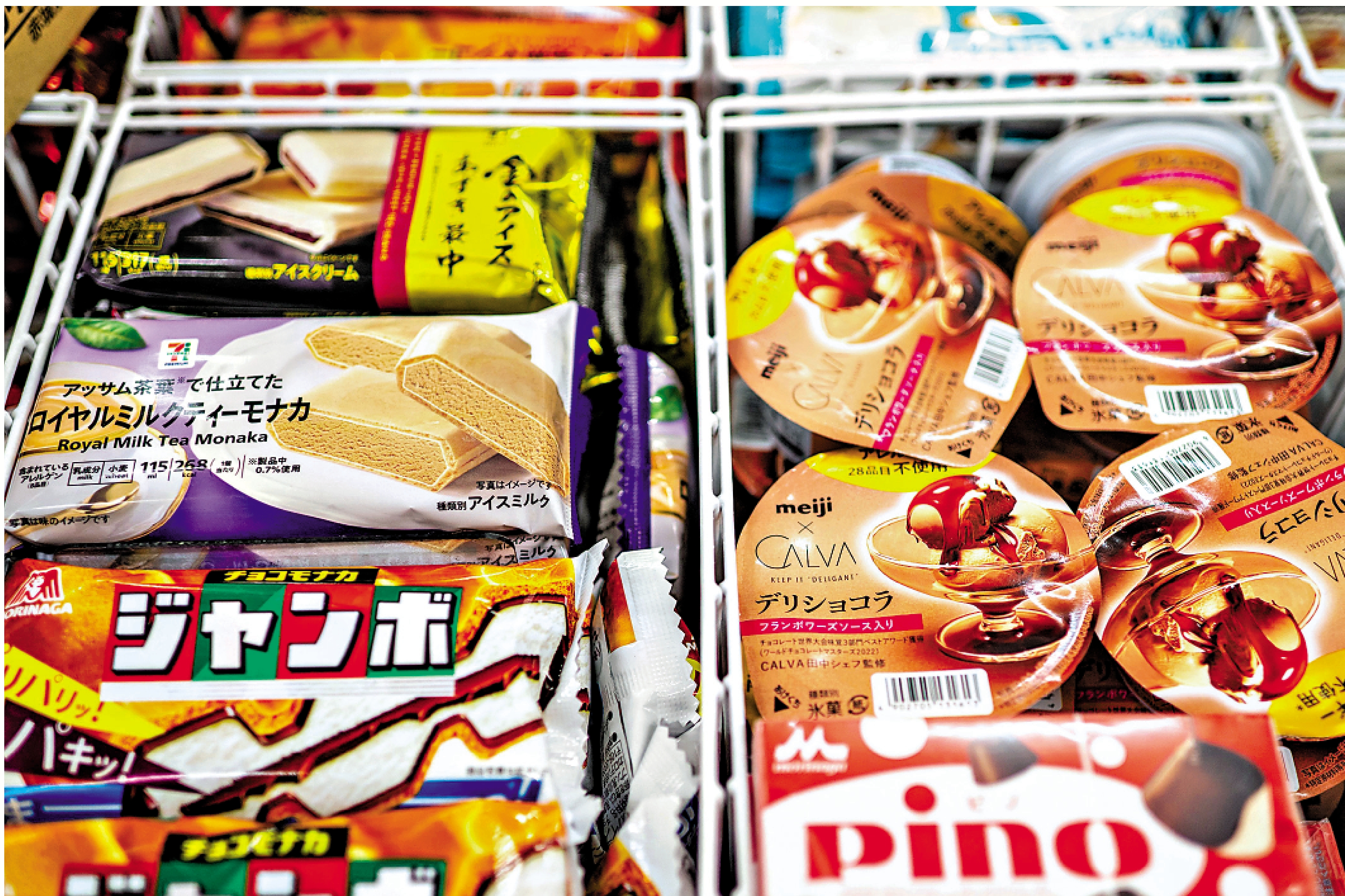 　　圖：東京一家便利店內銷售的明治等品牌雪糕。\法新社