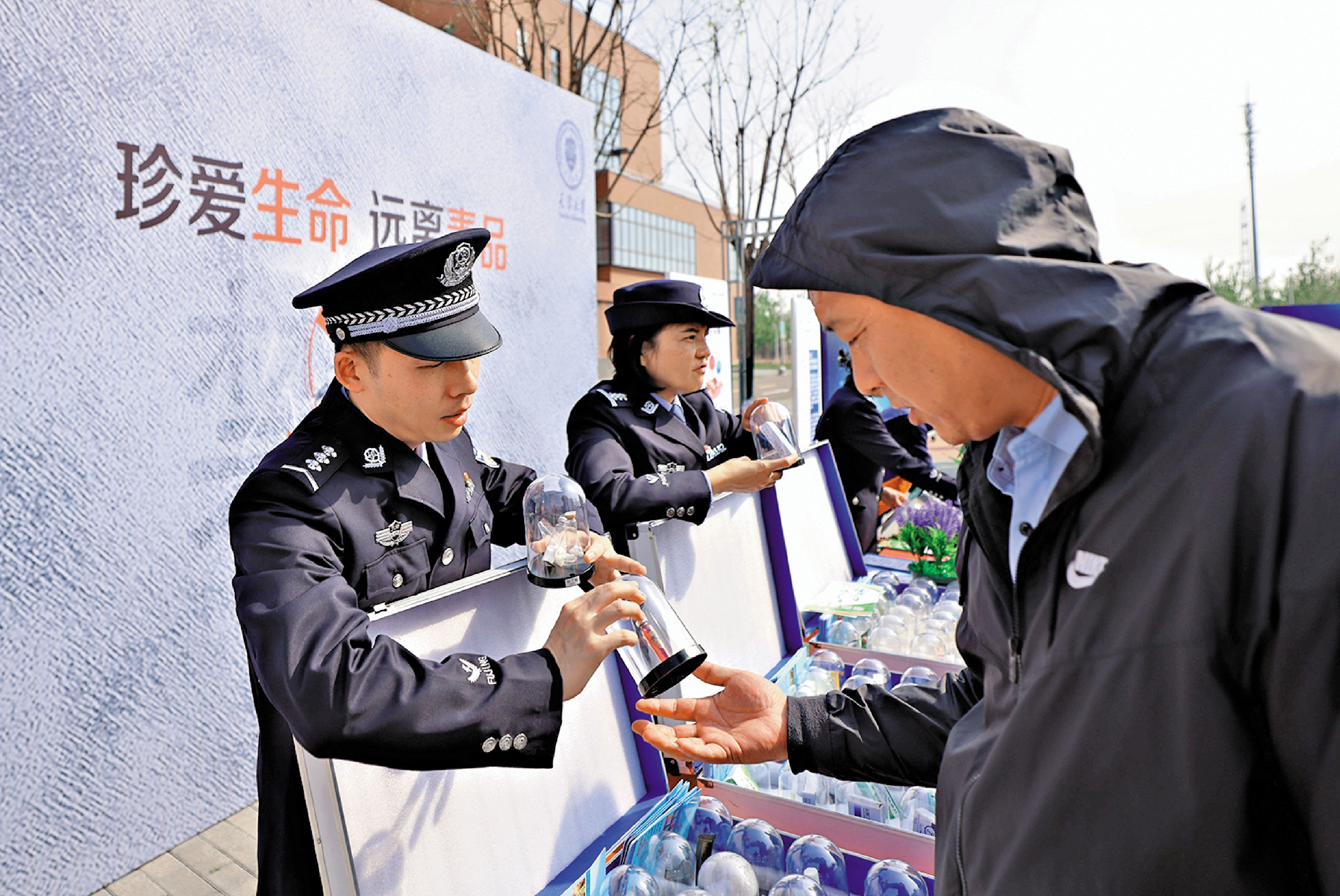 　　圖：中方禁毒工作成效獲美國專家學者肯定。圖為在天津大學北洋園校區，民警為民眾科普禁毒知識。\新華社