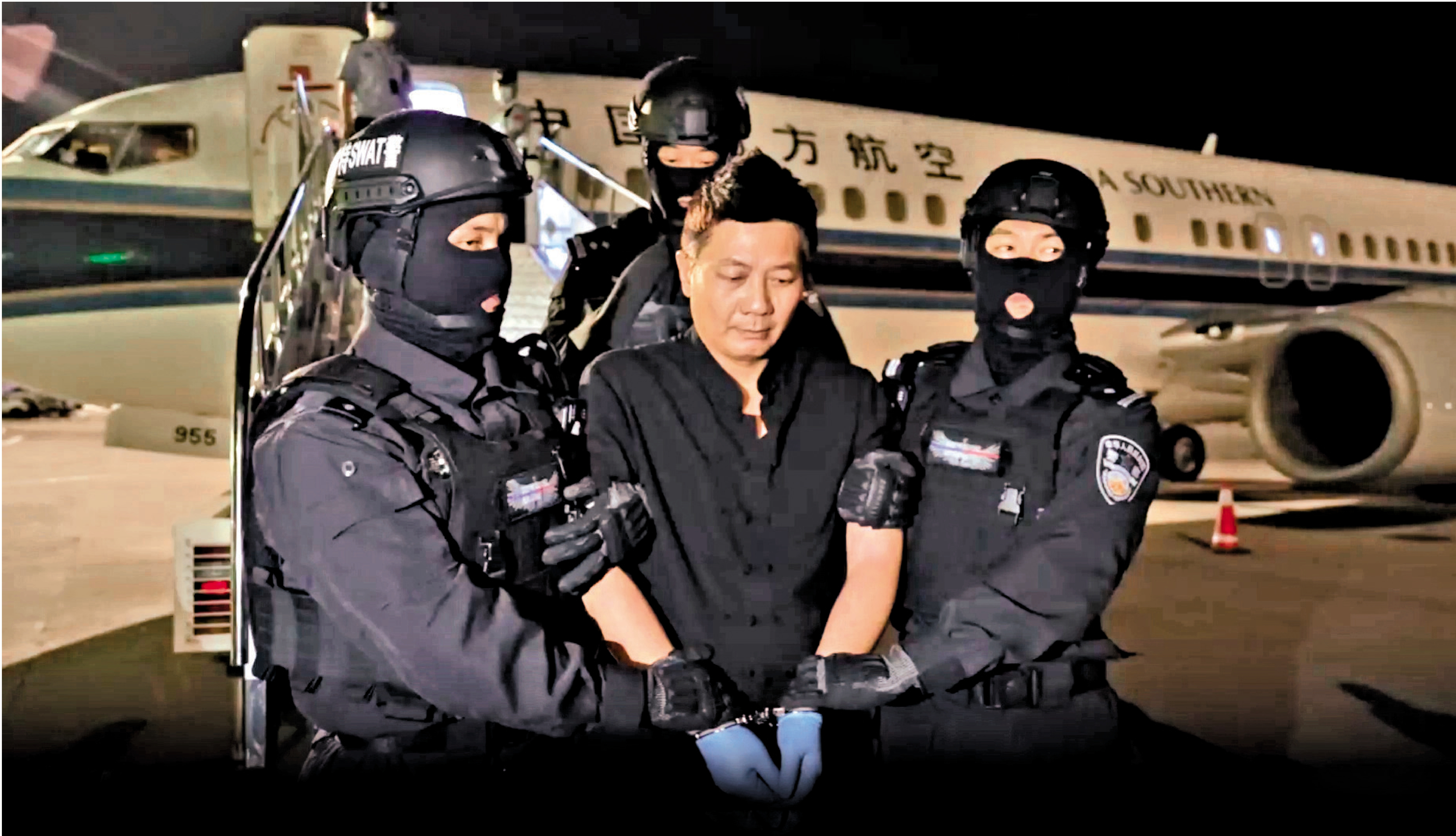 　　圖：公安部17日通報，中方工作組在柬方全力配合下，將盤踞金邊的陳志跨國賭詐犯罪集團重要骨幹劉忍押解回國。\央視截圖