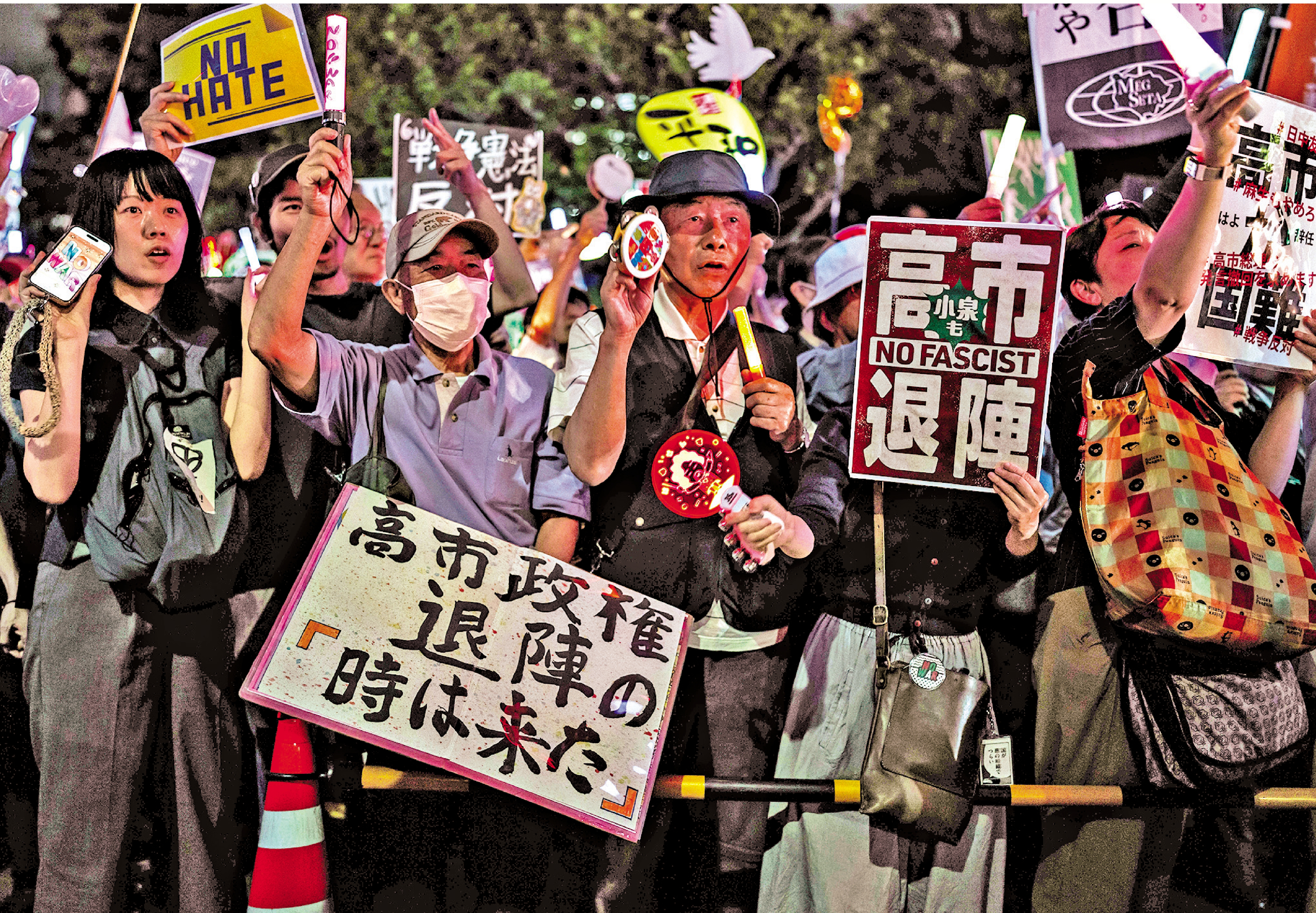 　　圖：高市政府拒就自衛隊員持刀闖使館事件向中方道歉，公然包庇極右分子犯罪行為。圖為東京民眾手持標語參加反高市集會。\新華社