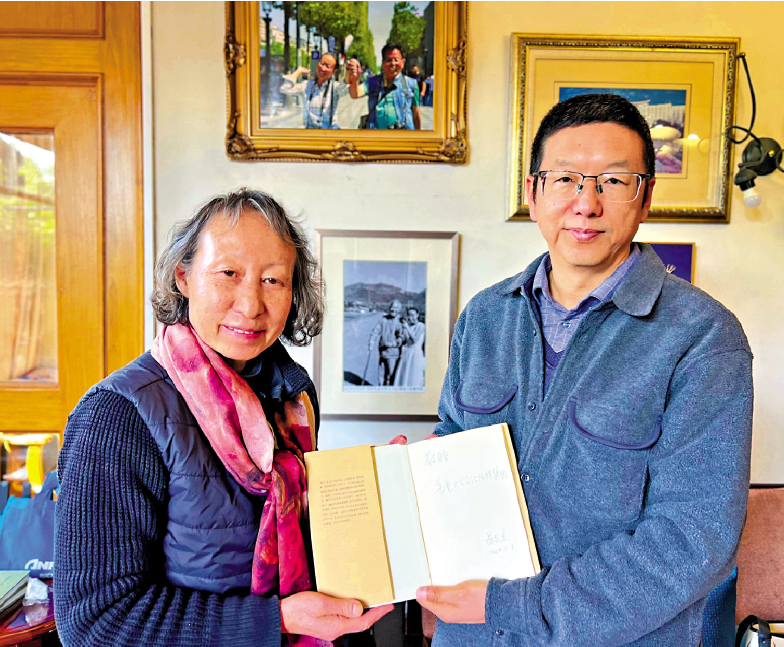　　圖：黃豆米（左）向大文集團贈送《蕭乾、文潔若夫婦致黃豆米書信》以及另一套作品。\大公報記者譚旻煦攝