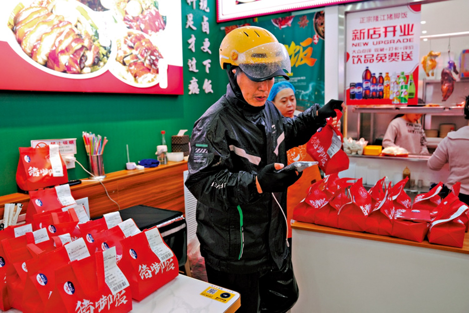 　　圖：在北京豐台，一位外賣員從商家取餐。\中新社