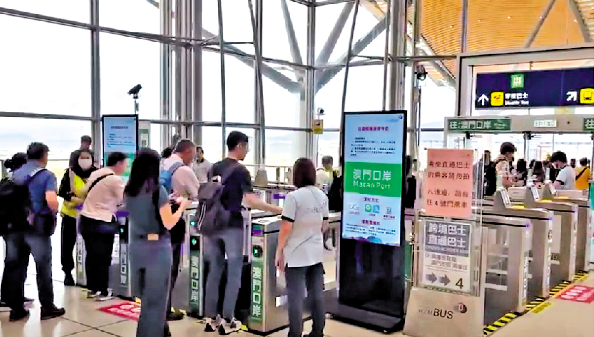 　　圖：港珠澳大橋口岸已增設閘機，乘客可直接拍八達通、掃微信／支付寶付款碼或車票二維碼上車。