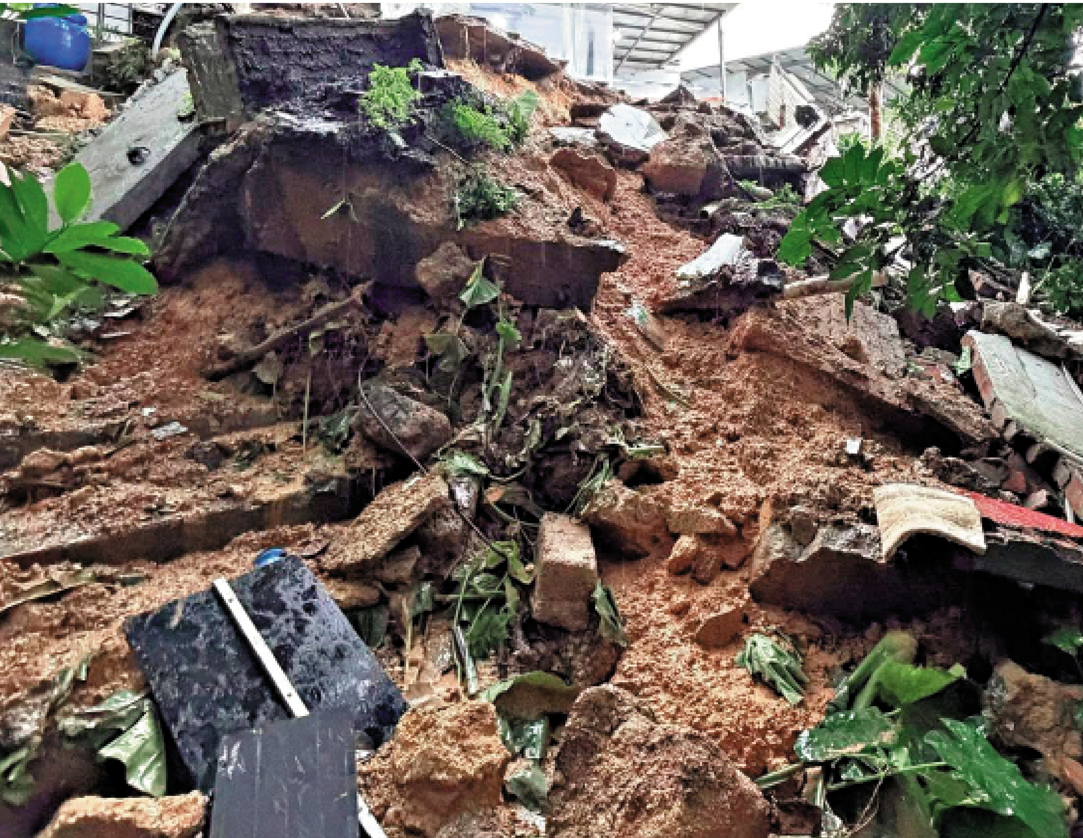 　　圖：屯門小秀村在前日黑雨期間出現山泥傾瀉。