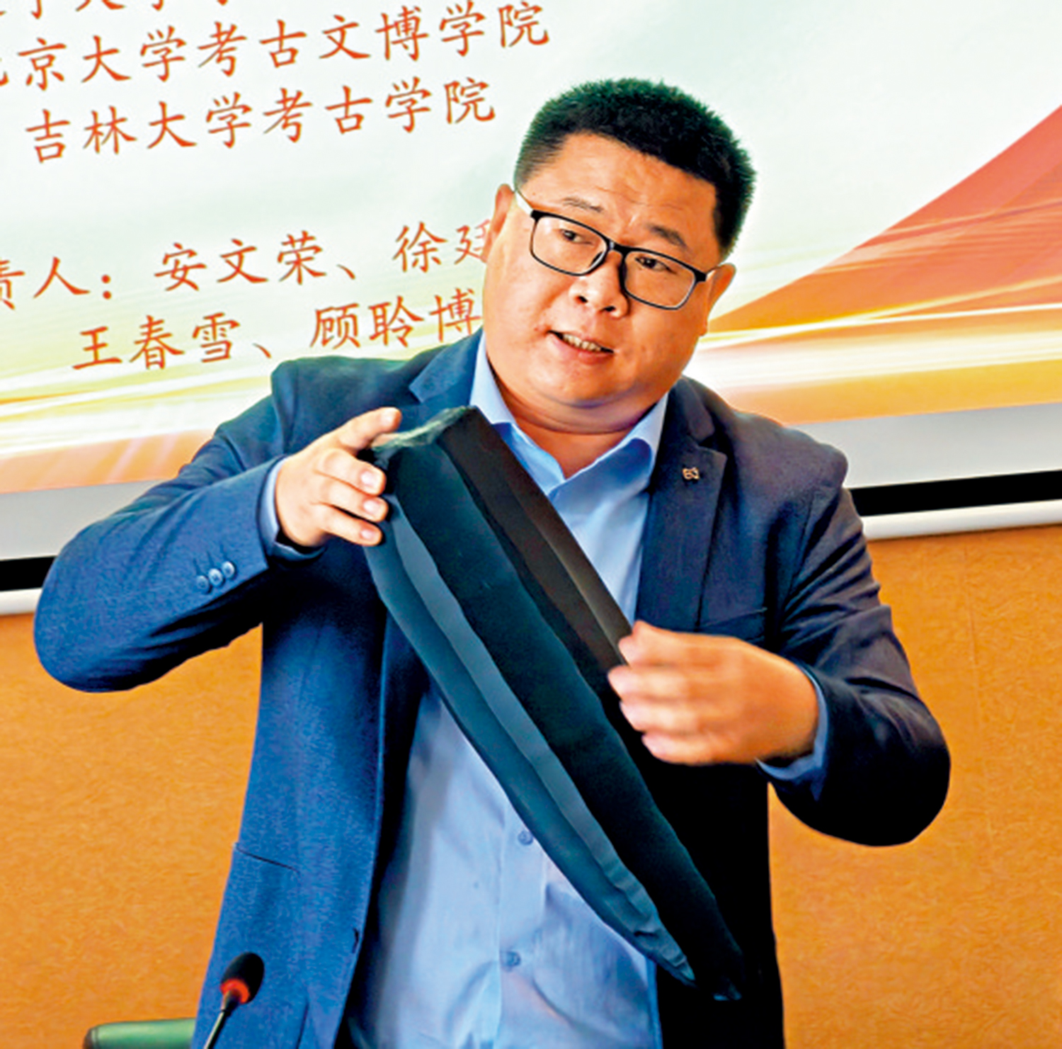 　　圖：徐廷在現場向媒體展示了一件通過3D打印技術複製的巨型石葉石核。\大公報記者林凱攝