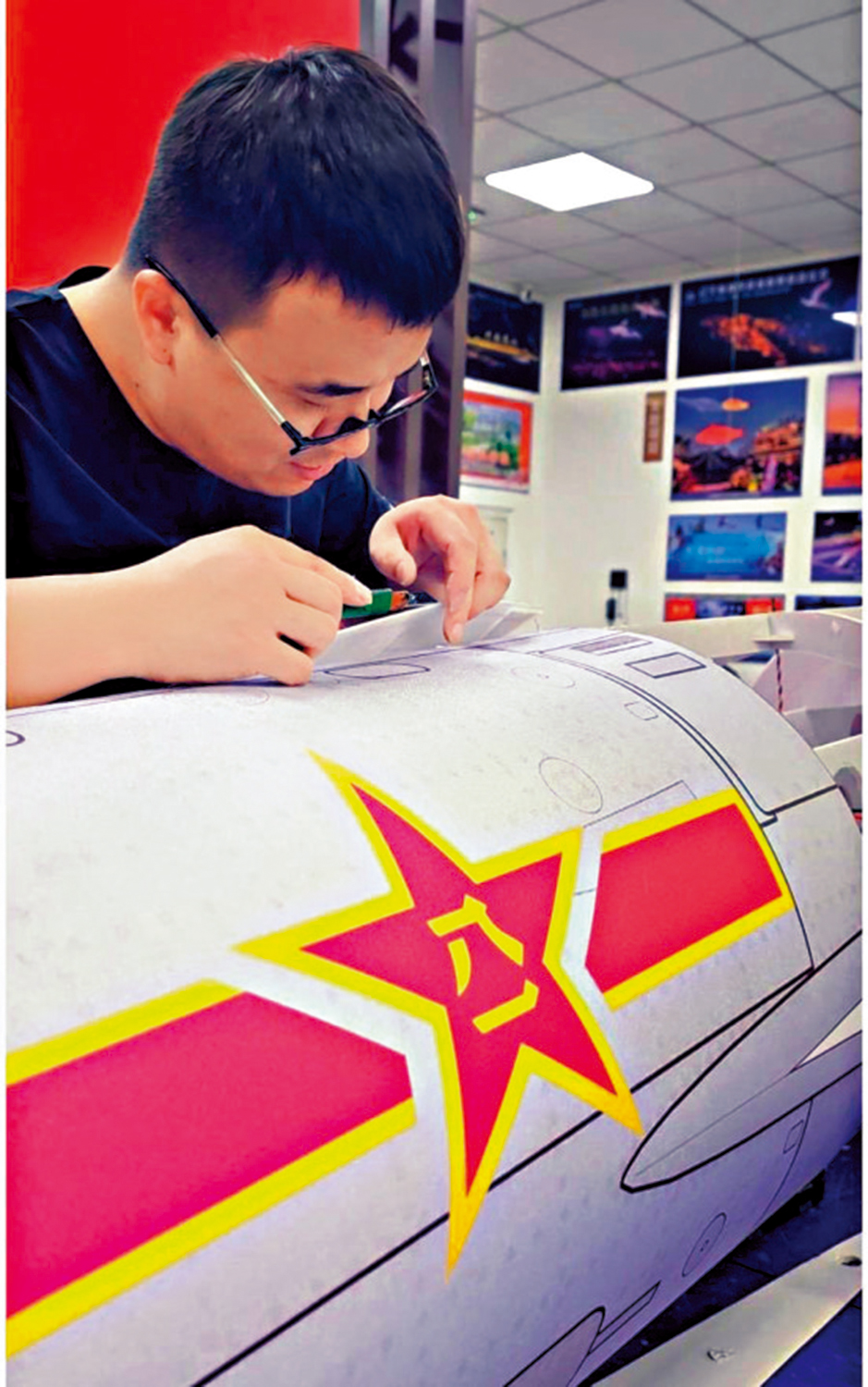 　　圖：製作團隊「手搓」組裝航模零件。