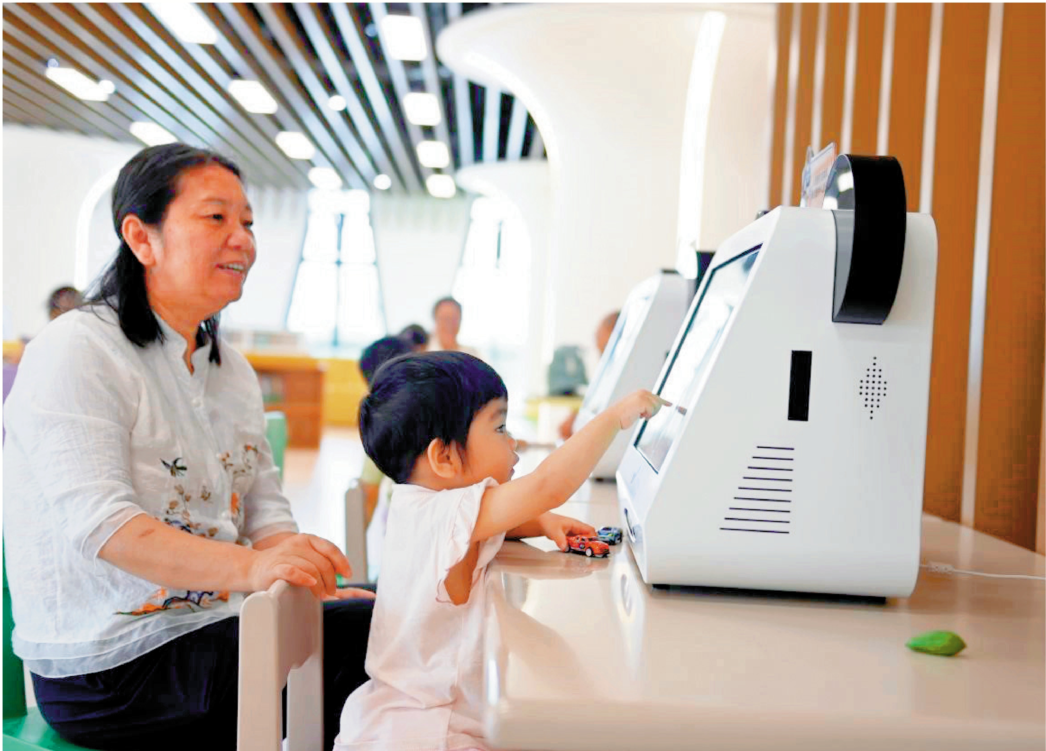 　　圖：雄安圖書館幼兒閱覽區的小讀者正在使用繪本機。