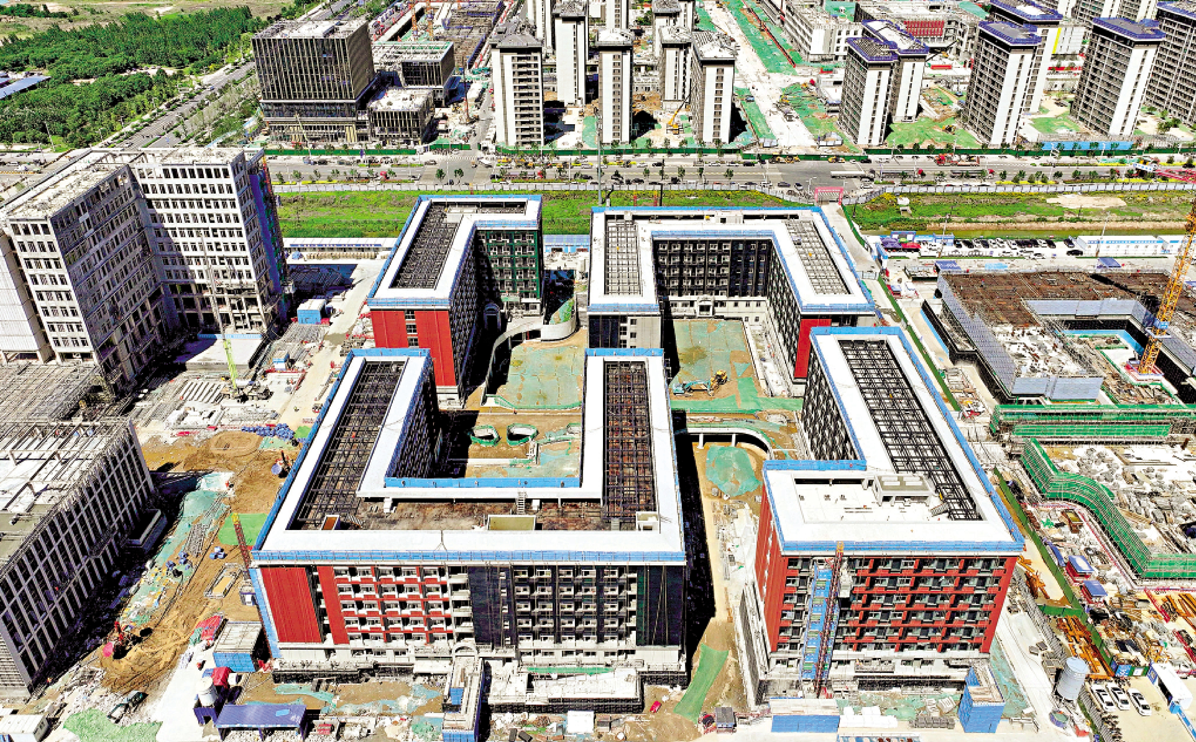 　　圖：首批4所疏解高校雄安校區在建，圖為北京科技大學雄安校區建設現場。/新華社