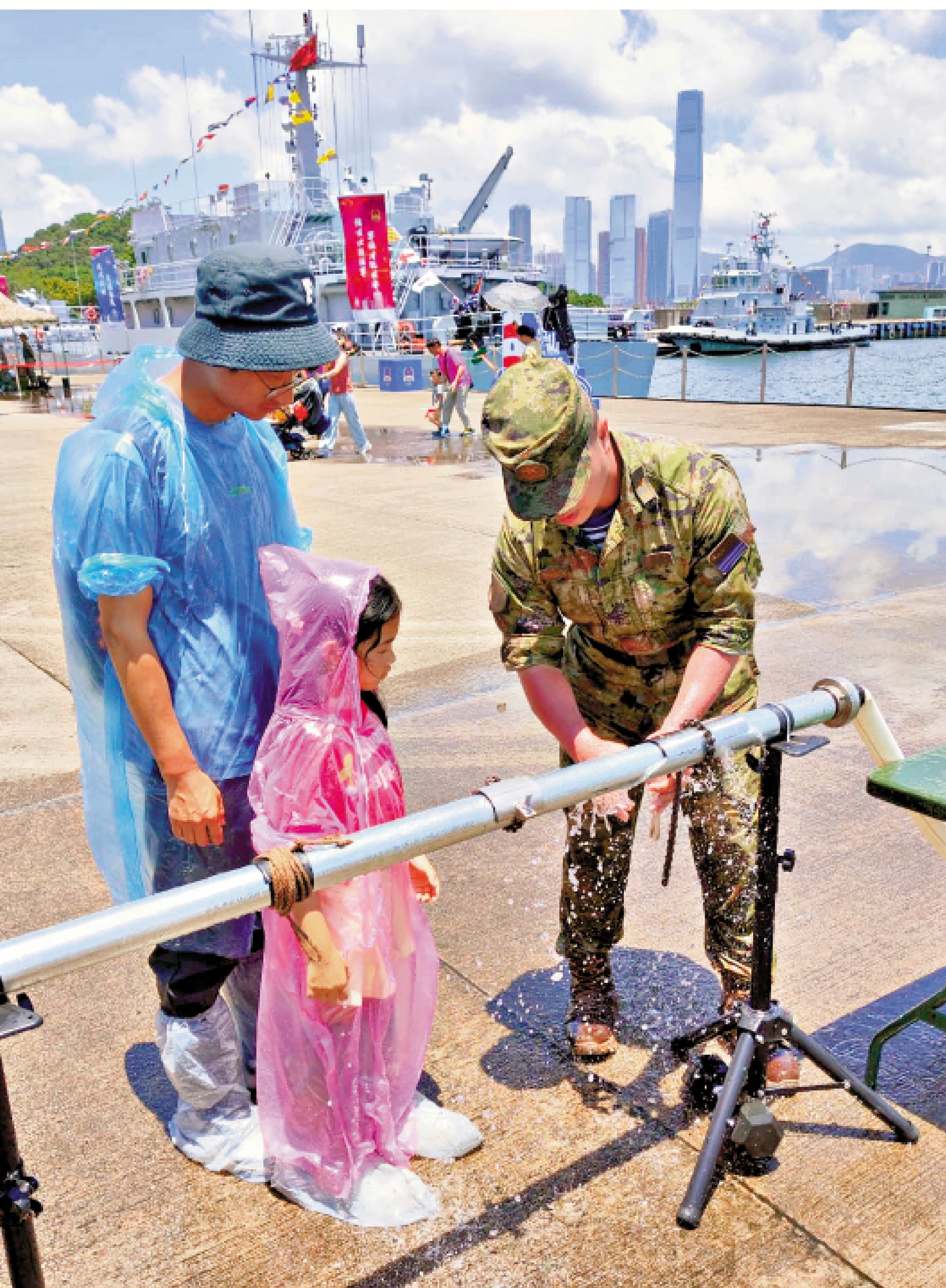 　　圖：市民參與互動項目，即場體驗維修艦艇水管的工作。