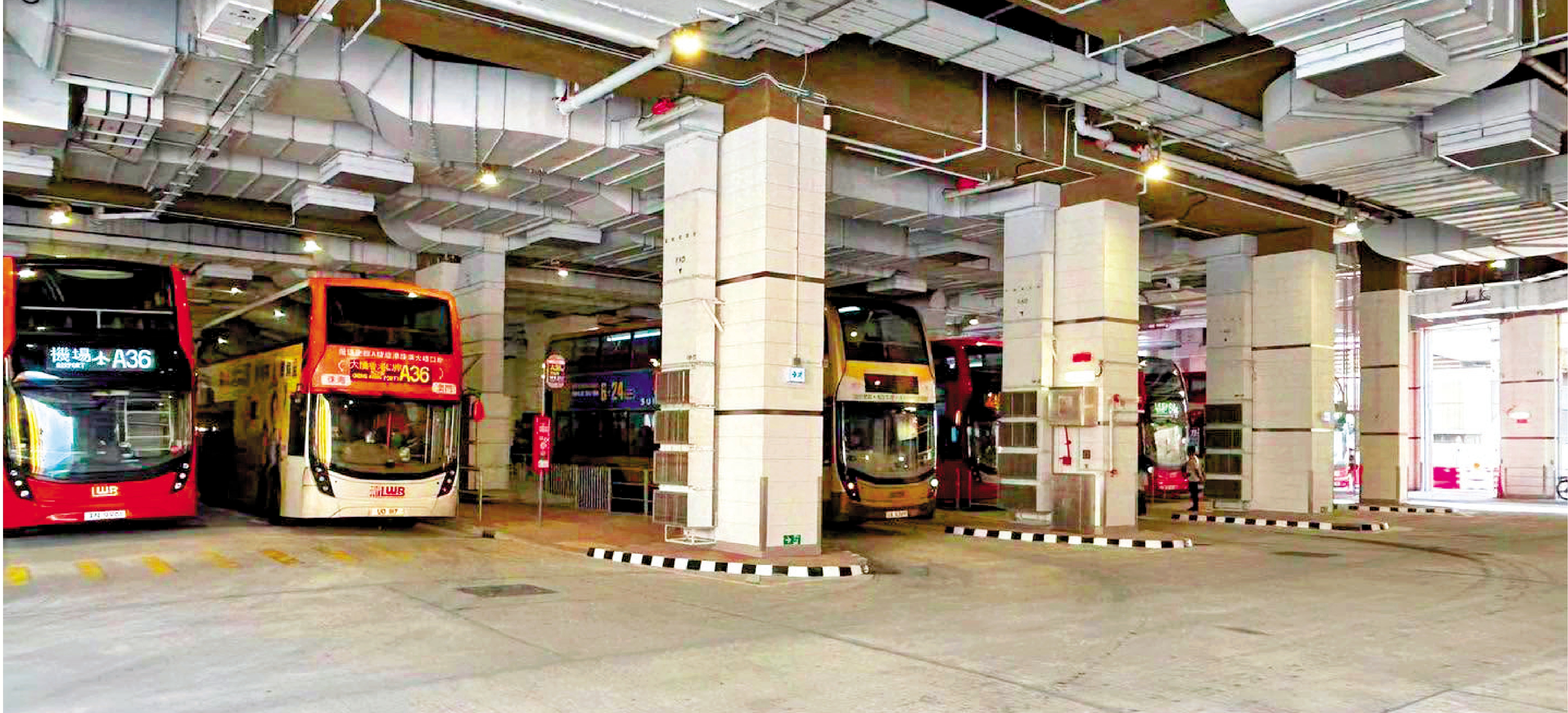　　圖：港鐵錦上路站D出口外的新公共運輸交匯處，昨日起全面啟用。