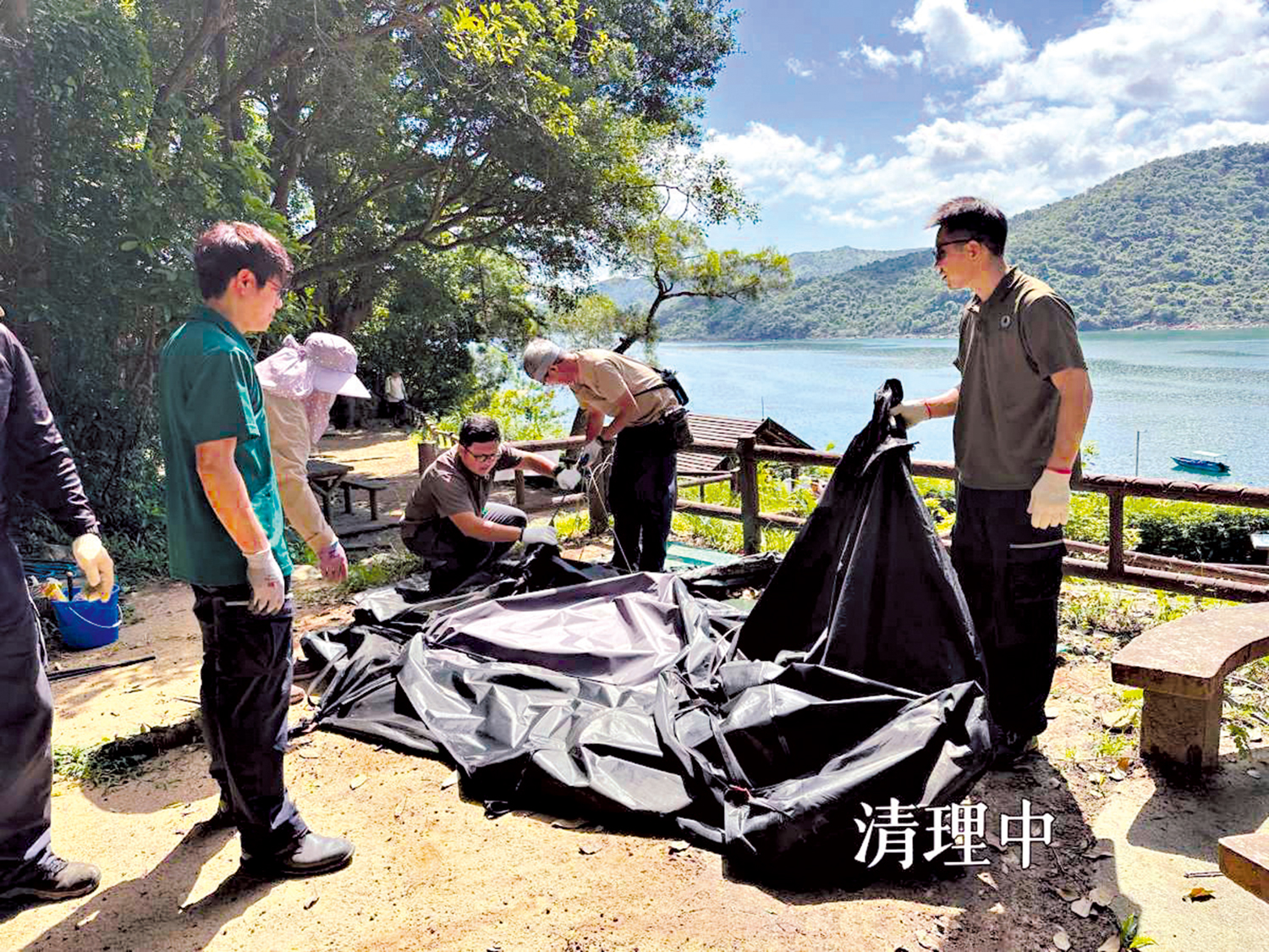 　　圖：漁護署就黃石營地長期被佔用問題採取清理行動。\漁護署圖片