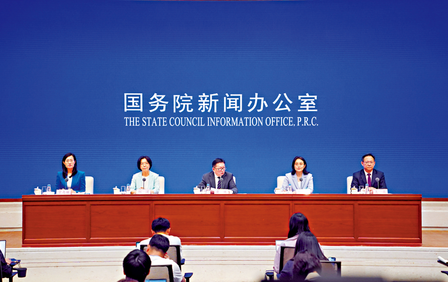 　　圖：國務院新聞辦公室昨日在京舉行新聞發布會，介紹利用外資固穩促優有關政策措施，並答記者問。\新華社