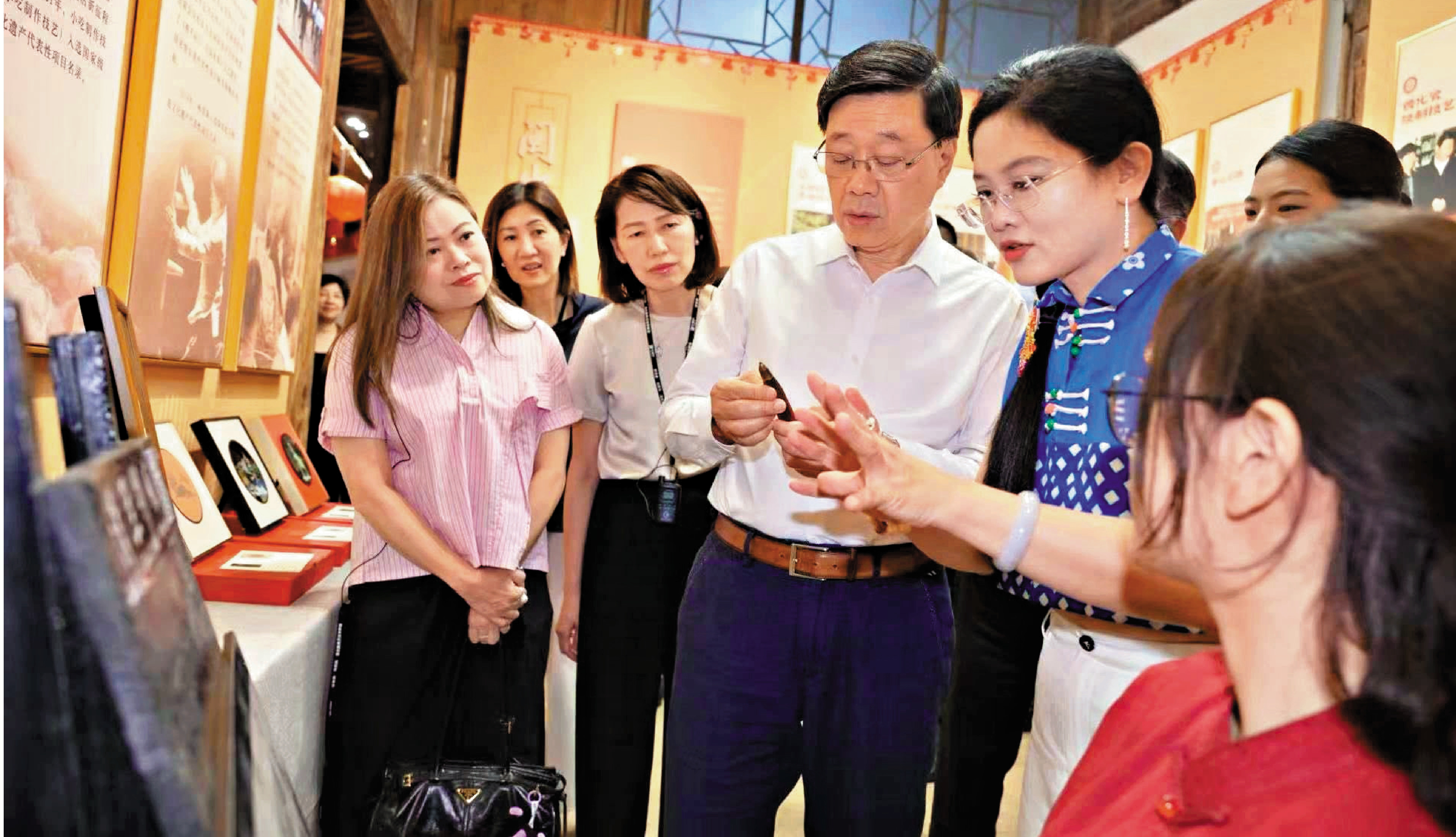 　　圖：李家超率團走訪福州著名歷史文化街區「三坊七巷」，了解當地在歷史建築保育與文化旅遊融合方面的成果。