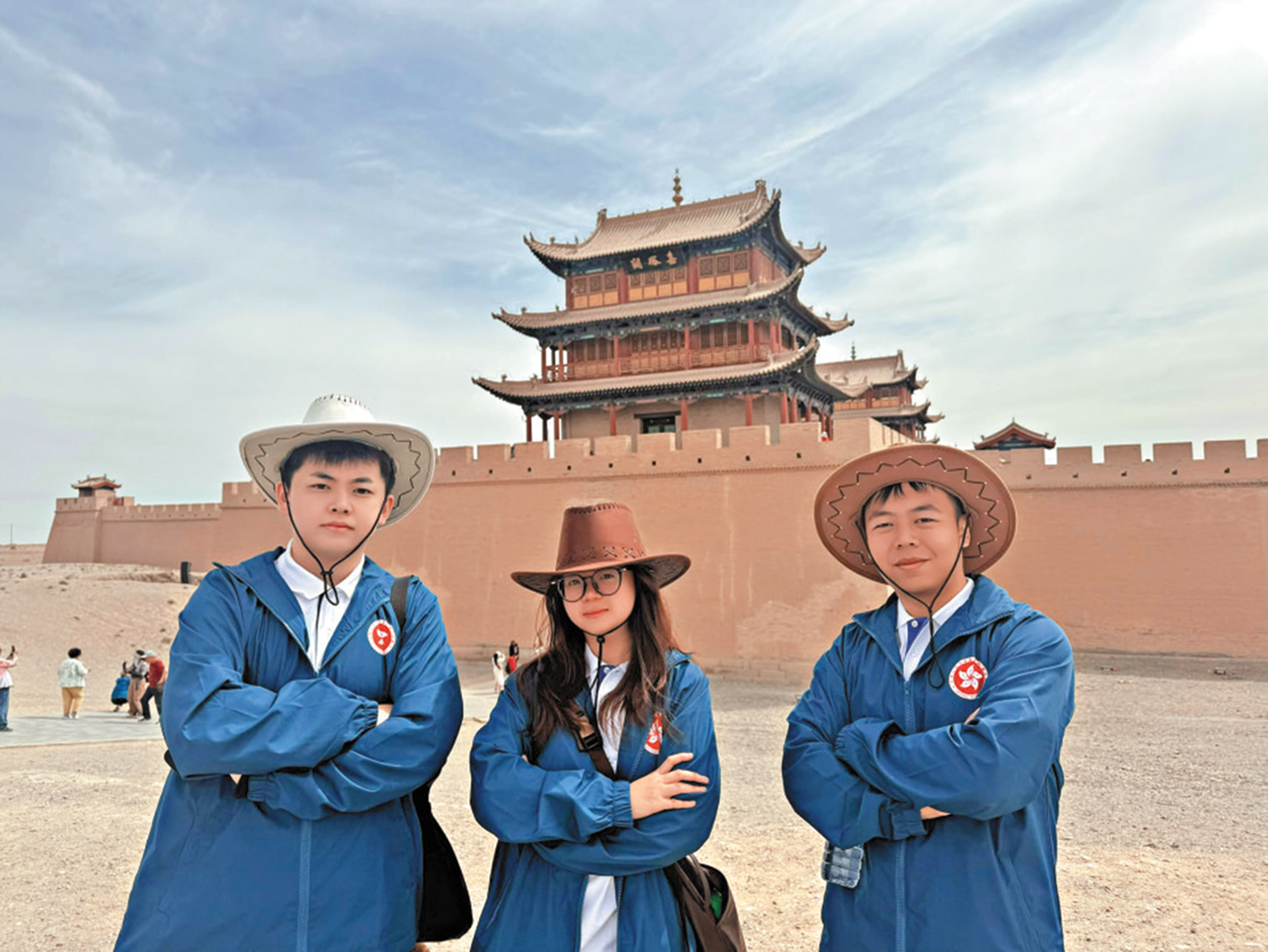 　　圖：少年警訊成員梁沛權（左）、黃紫莘（中）和麥鎮鋒於嘉峪關合照。