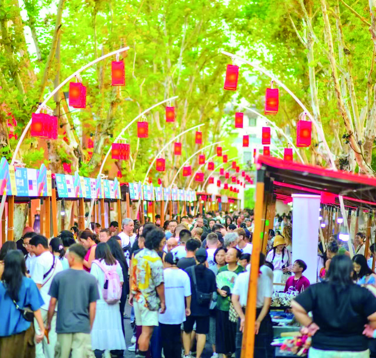 　　圖：陶溪川打造三日三夜狂歡嘉年華，56國藝術家上鎮趕集。