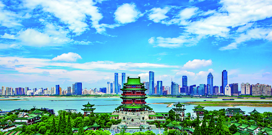 　　圖：「落霞與孤鶩齊飛，秋水共長天一色」，因唐王勃一篇《滕王閣序》，這座樓閣便永遠鐫刻在了中國人的詩骨裏。