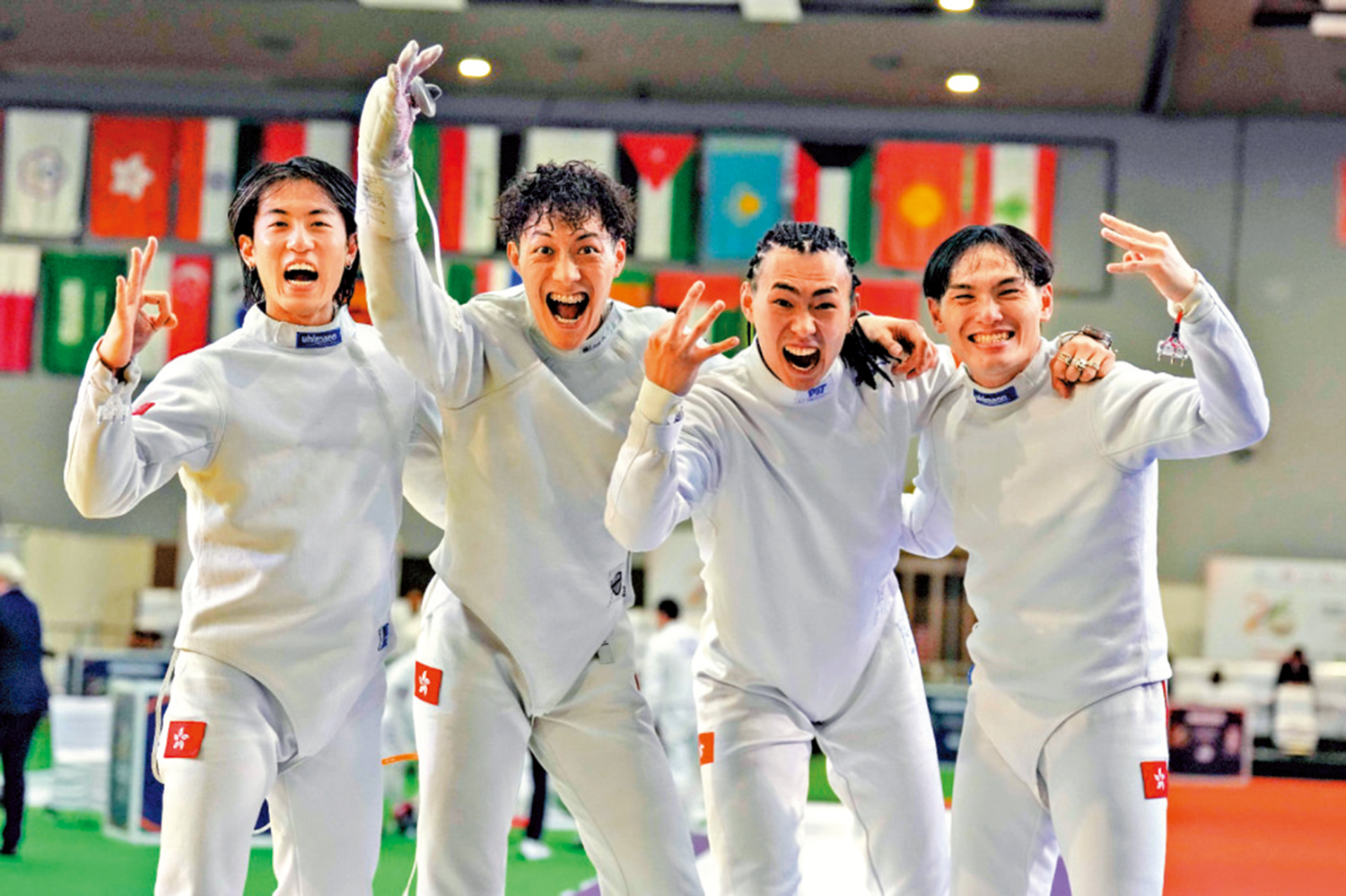 　　圖：（左起）劉昊峰、方凱申、何瑋桁及吳浩天在賽後慶祝。\中國香港劍擊總會圖片