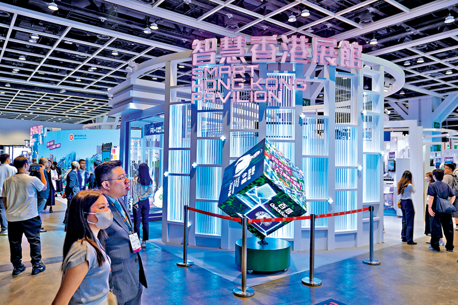 　　圖：4月，香港國際創科展在香港會議展覽中心舉行。圖為觀眾參觀智慧香港展館。\中新社