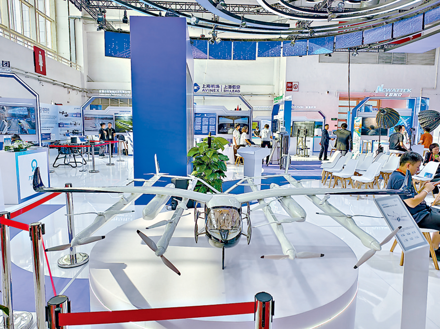 　　圖：御風未來攜自主研發2噸級載人eVTOL M1模型亮相鏈博會。\大公報記者郭瀚林攝