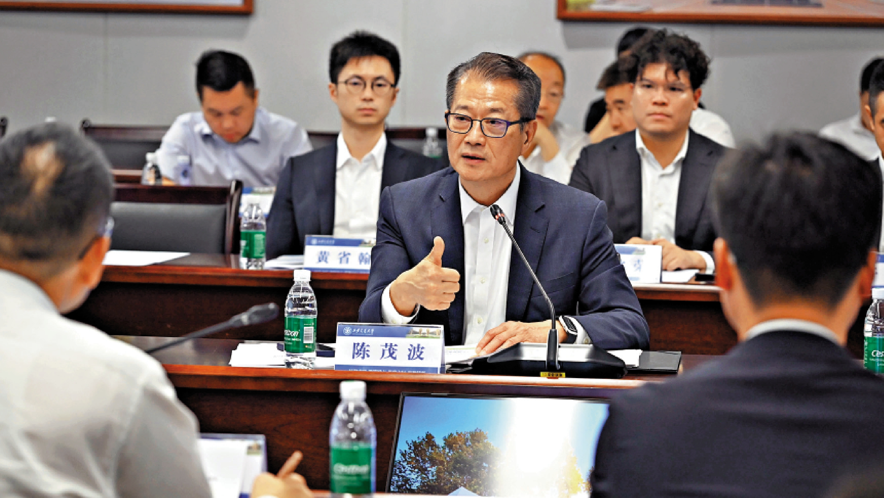　　圖：陳茂波（中）於西安交通大學與科企代表交流。