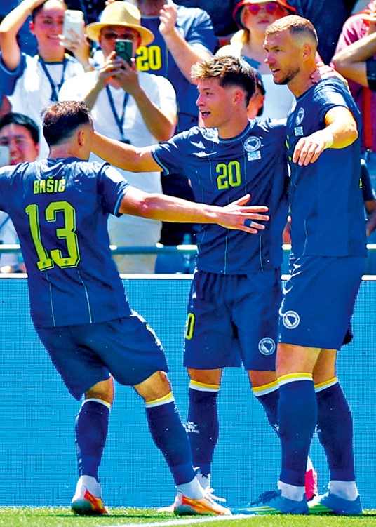 　　圖：迪斯高（右）與隊友慶祝取得入球。\路透社