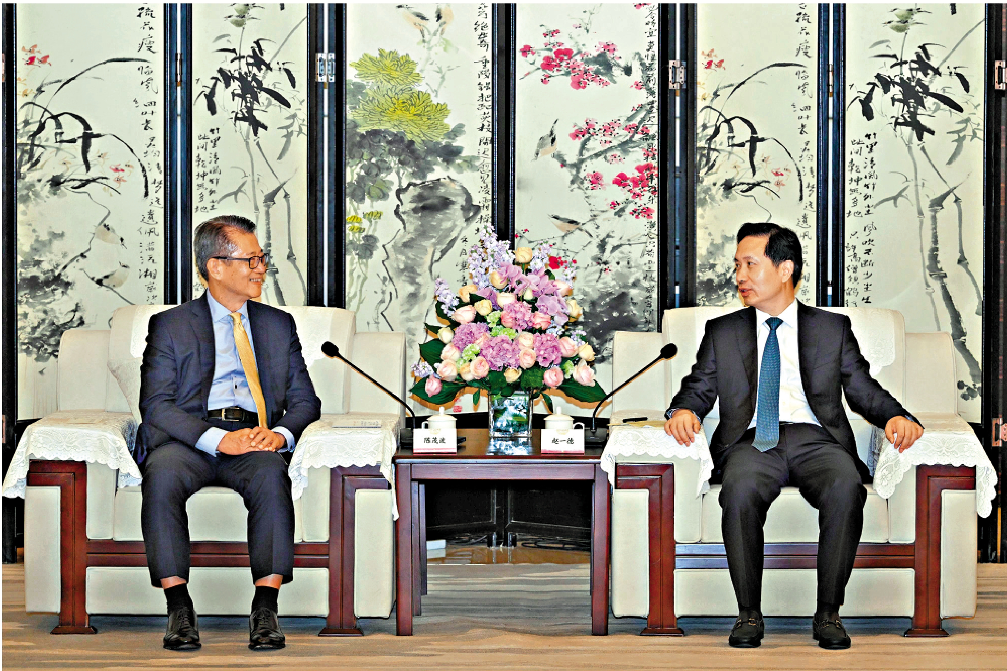 　　圖：財政司司長陳茂波（左）昨日拜會陝西省委書記趙一德。