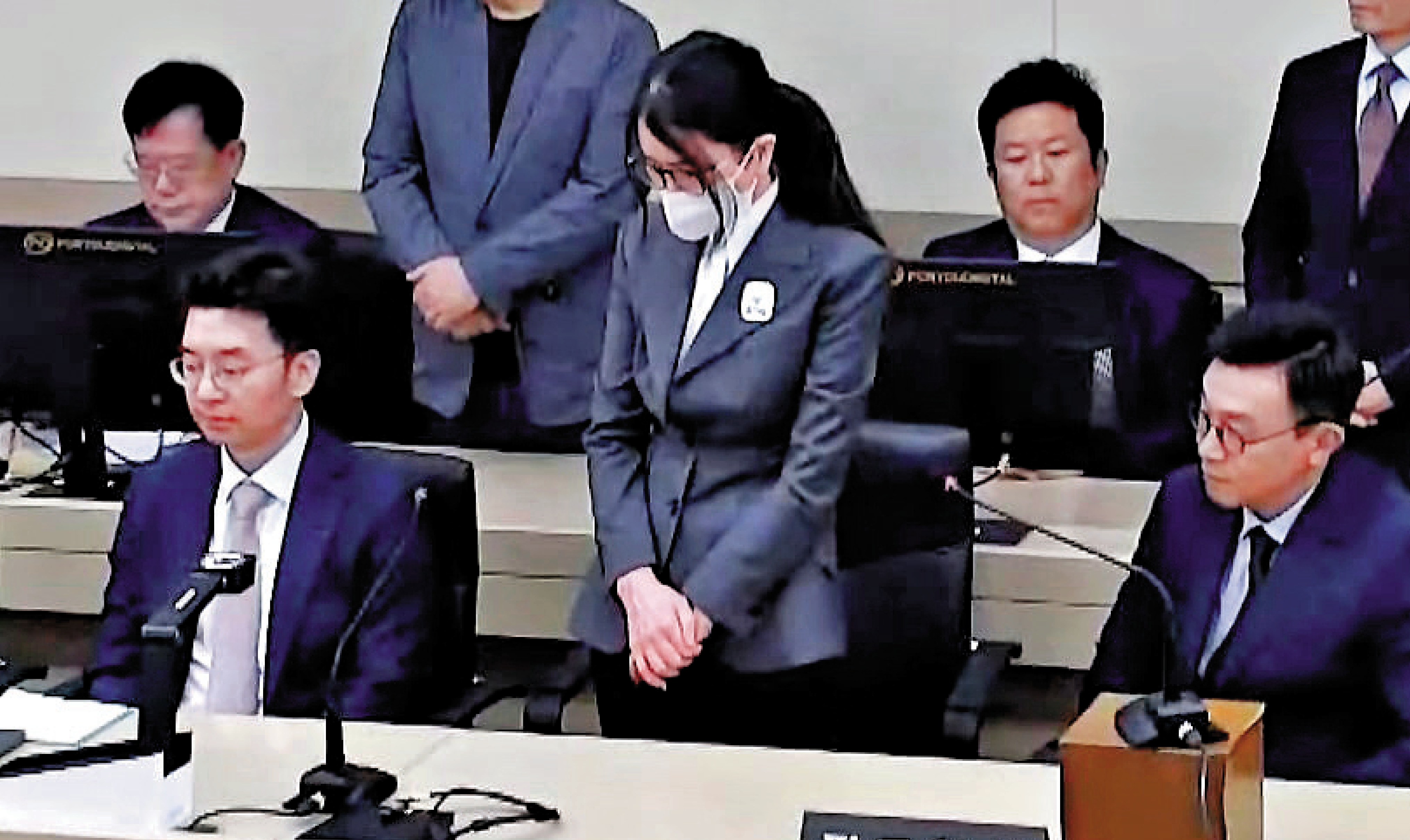 　　圖：韓前總統尹錫悅夫人金建希（中）26日在首爾出庭。\網絡圖片