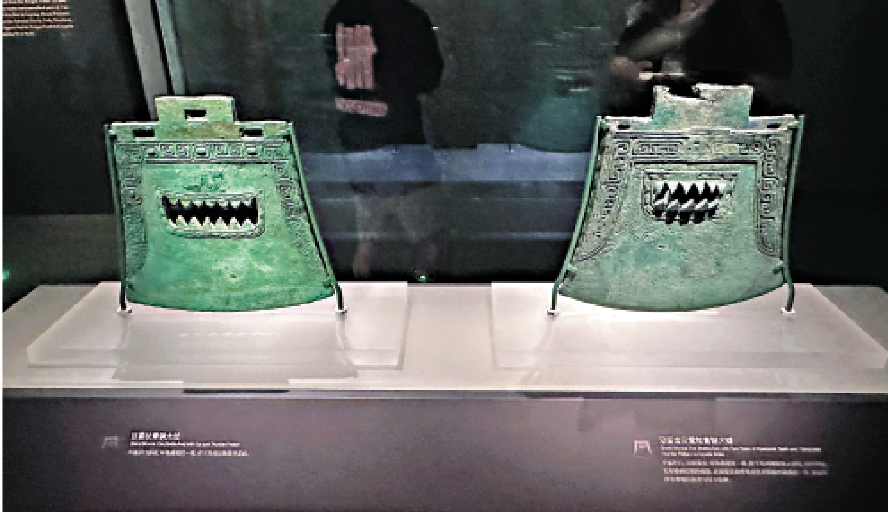 　　圖：江西省博物館展覽的「目雷紋青銅大鉞」（左）和「雙面齒雲雷紋青銅大鉞」（右）令學子們驚嘆。\大公報實習記者程田里攝