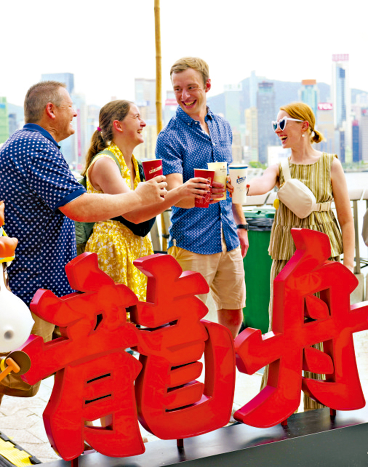 　　圖：國際龍舟賽氣氛熱鬧，啤酒熱賣。\大公報記者何嘉駿攝