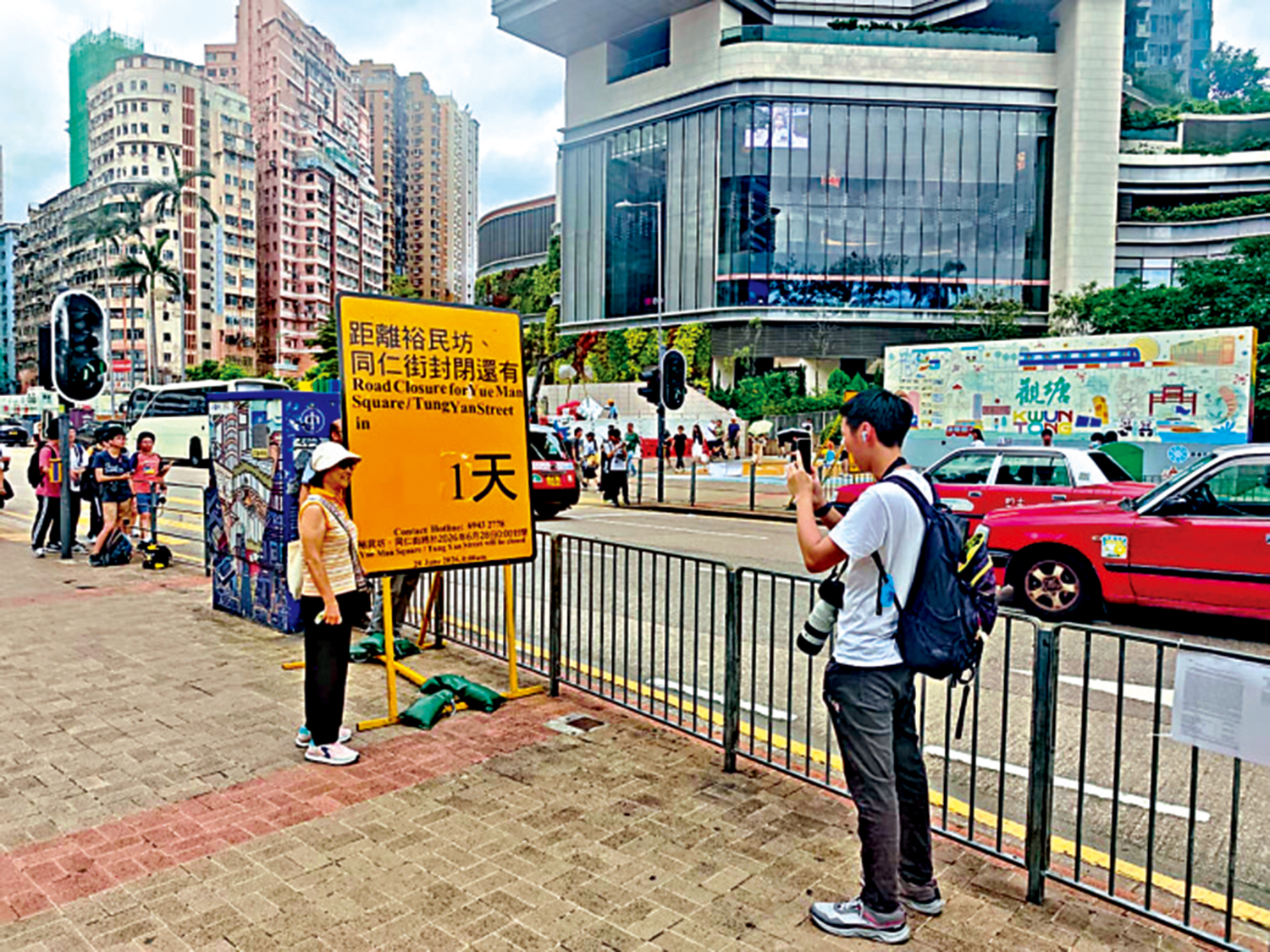 　　圖：昨日有市民到裕民坊一帶拍照告別。\大公報記者華英明攝
