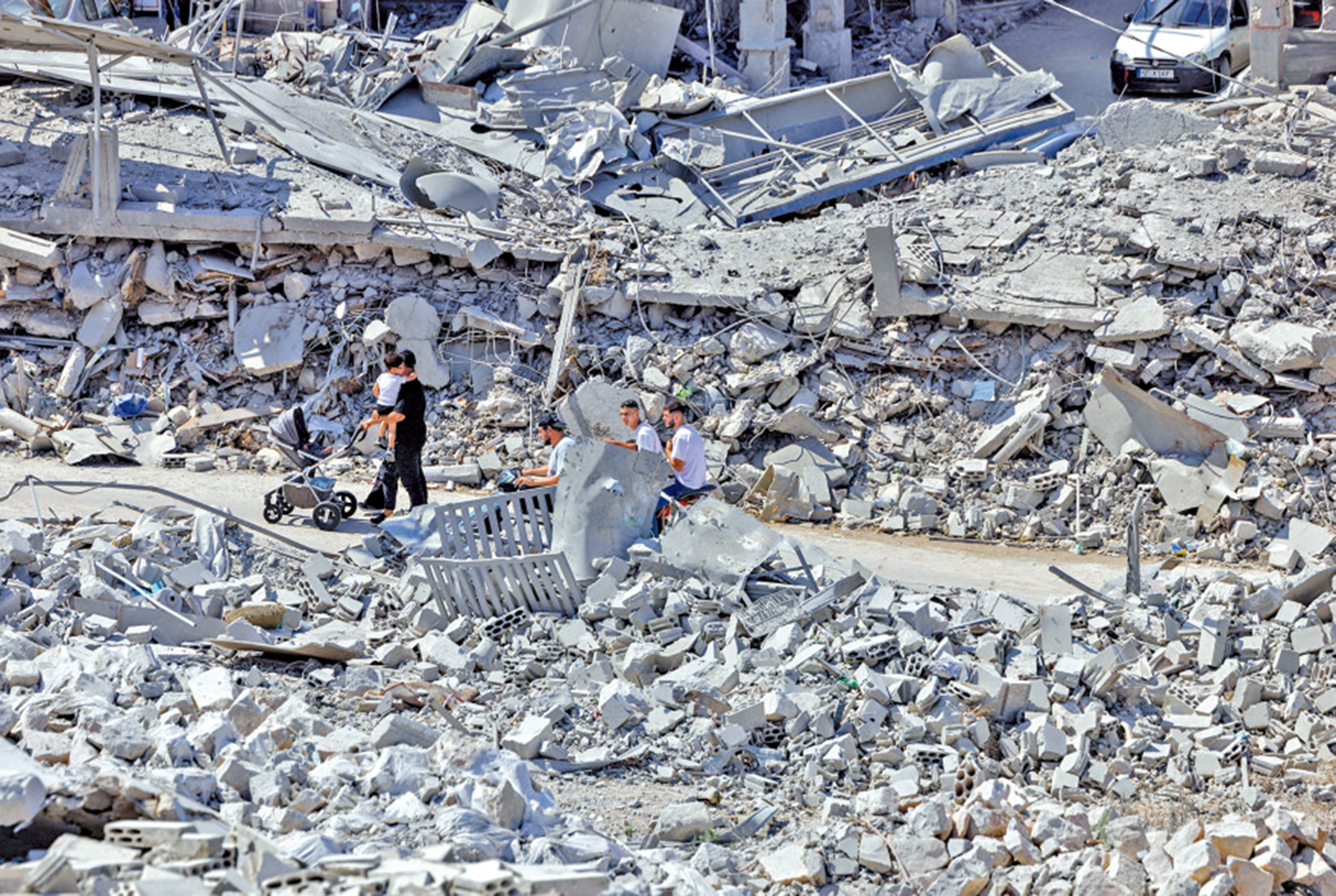 　　圖：黎巴嫩南部奈拜提耶地區的大片建築遭以色列空襲摧毀。\路透社