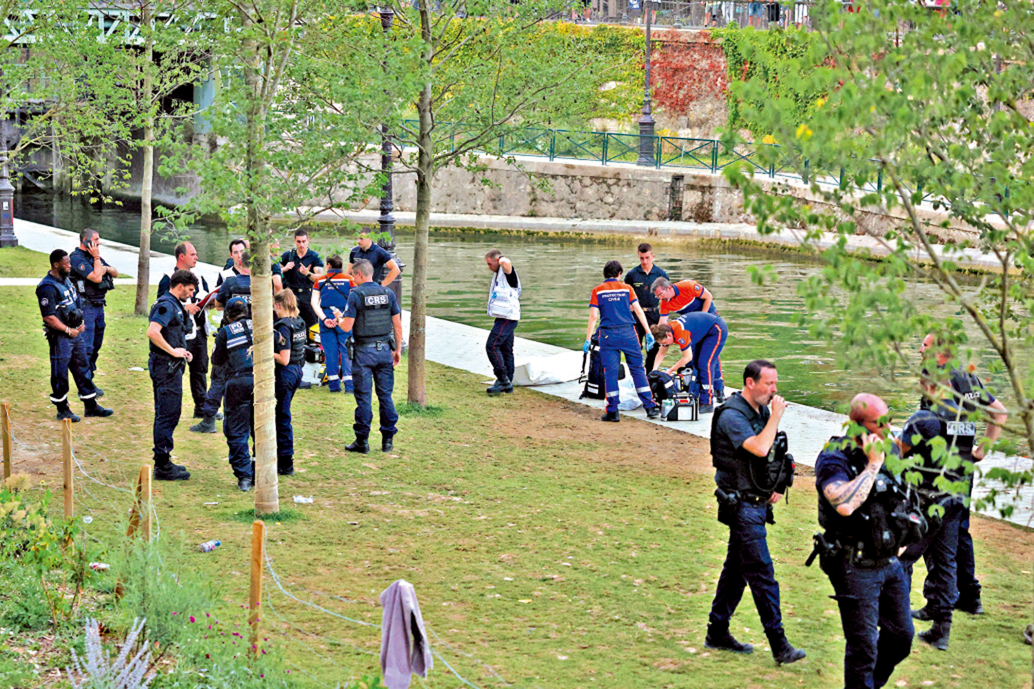 　　圖：法國巴黎聖馬丁運河地區，急救人員正在處理溺亡的遇難者遺體。\路透社