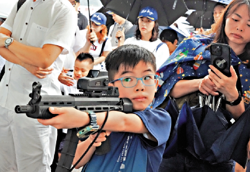 　　圖：有親身體驗模擬射擊的學生事後驚嘆：「原來槍真的很重。」