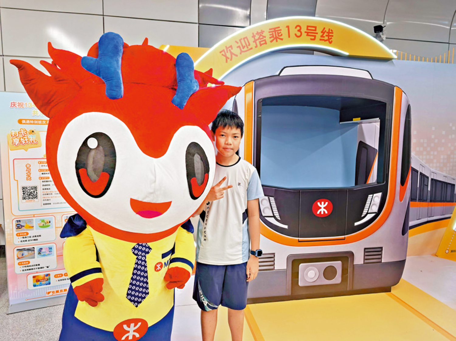 　　圖：香港地鐵迷打卡體驗新線路。\大公報記者郭若溪攝