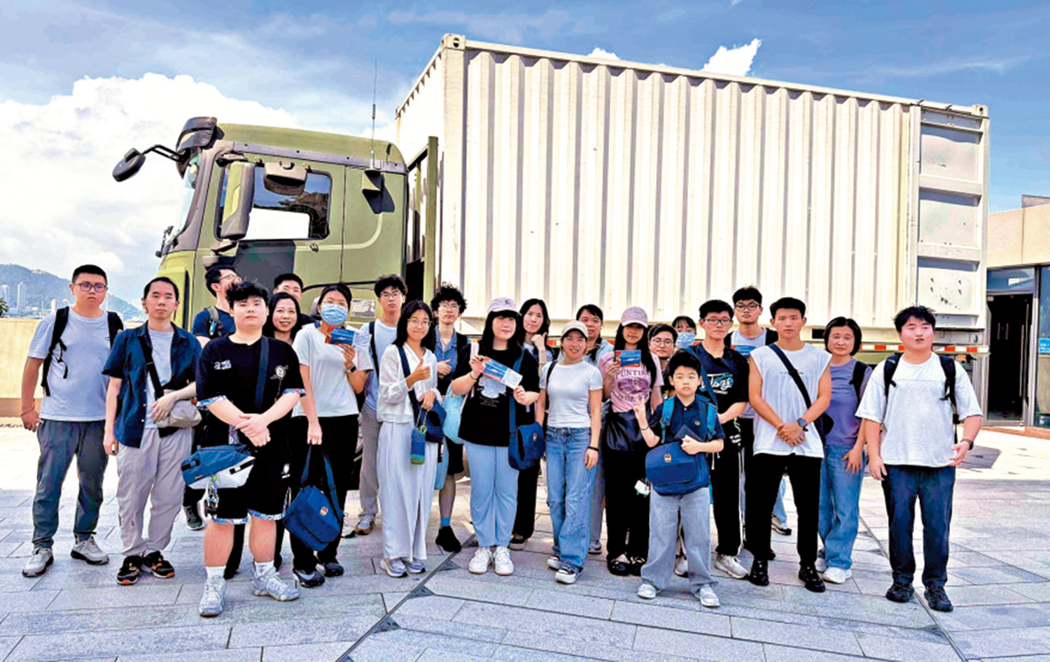 　　圖：逾150名港專師生昨日參觀駐港部隊軍營，與多款軍事裝備合照。