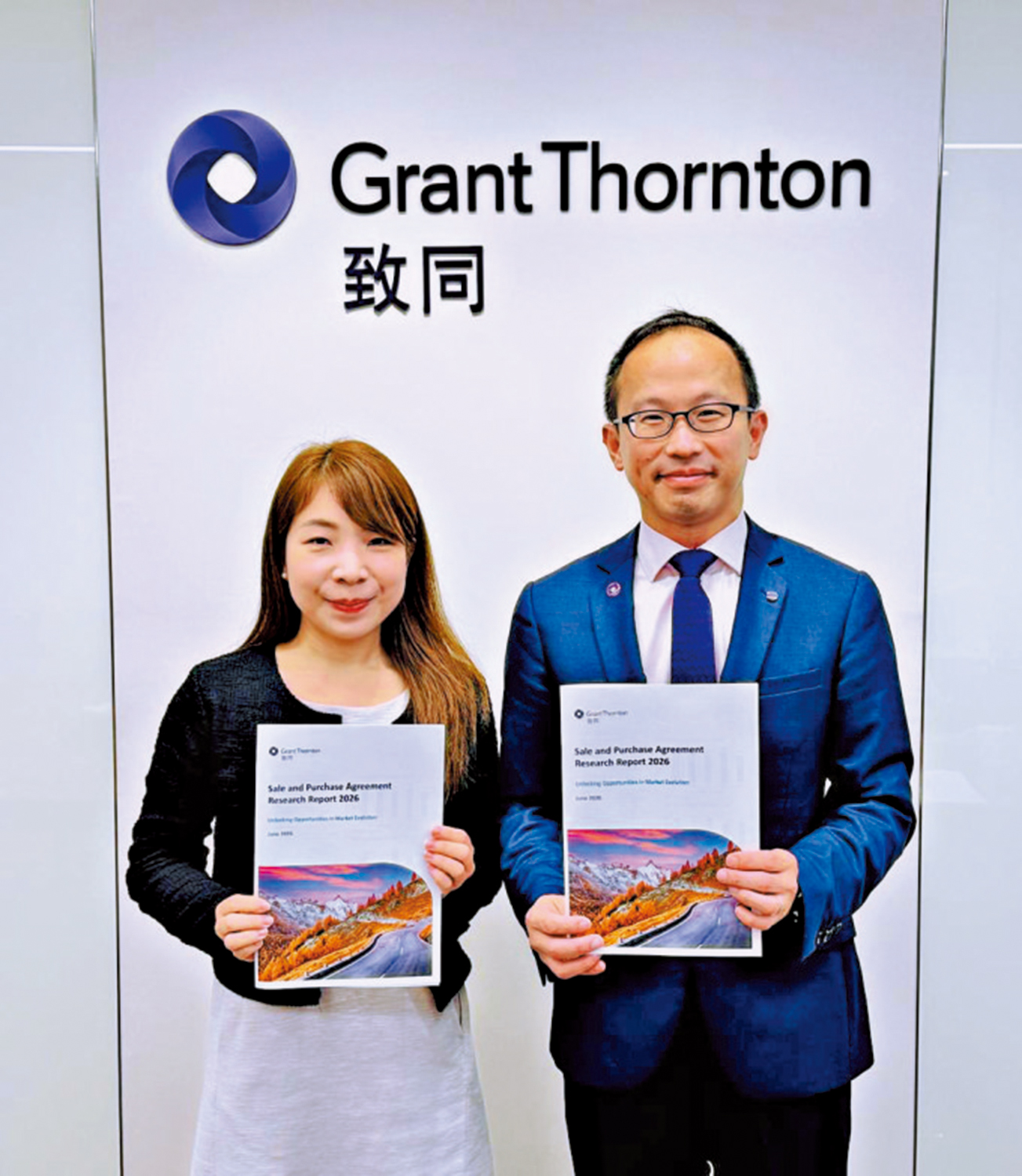 　　圖：湯飈（右）表示，上市公司企業交易活動已重拾動能，在亞太地區尤為顯著。旁為鍾綺琪。