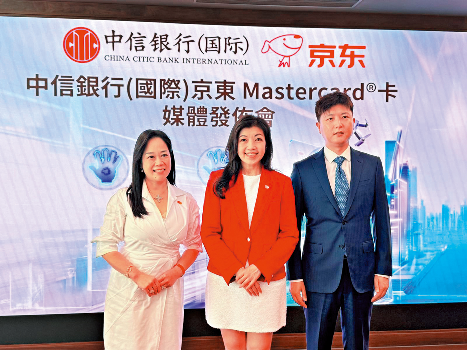　　圖：袁妙齡（中）相信，港人在內地的消費簽賬將在下半年持續增長。\大公報記者李潔儀攝