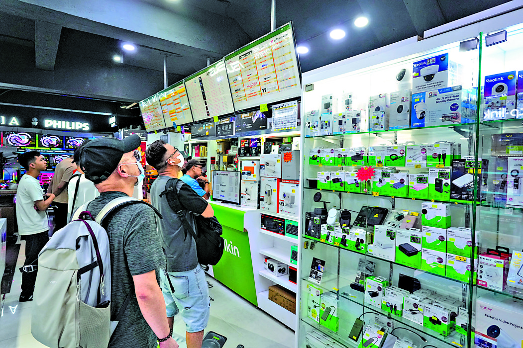 　　圖：本港電腦產品售價升幅驚人，深水埗的電腦商場內的消費者均細心留意電腦產品售價。\大公報記者黃洋港攝