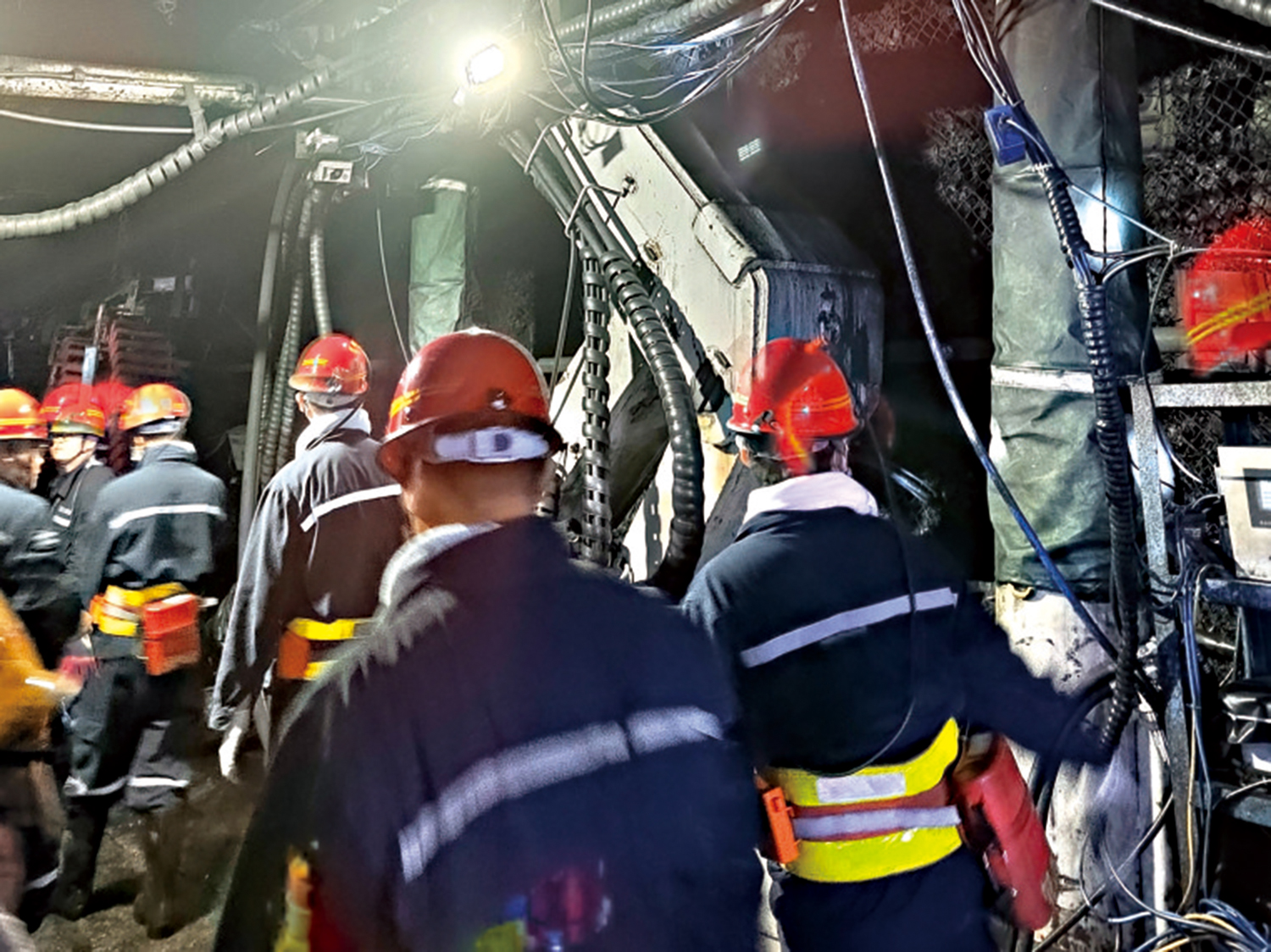 　　圖：城大團隊在山西礦場考察與技術交流，推進產學研落地應用。