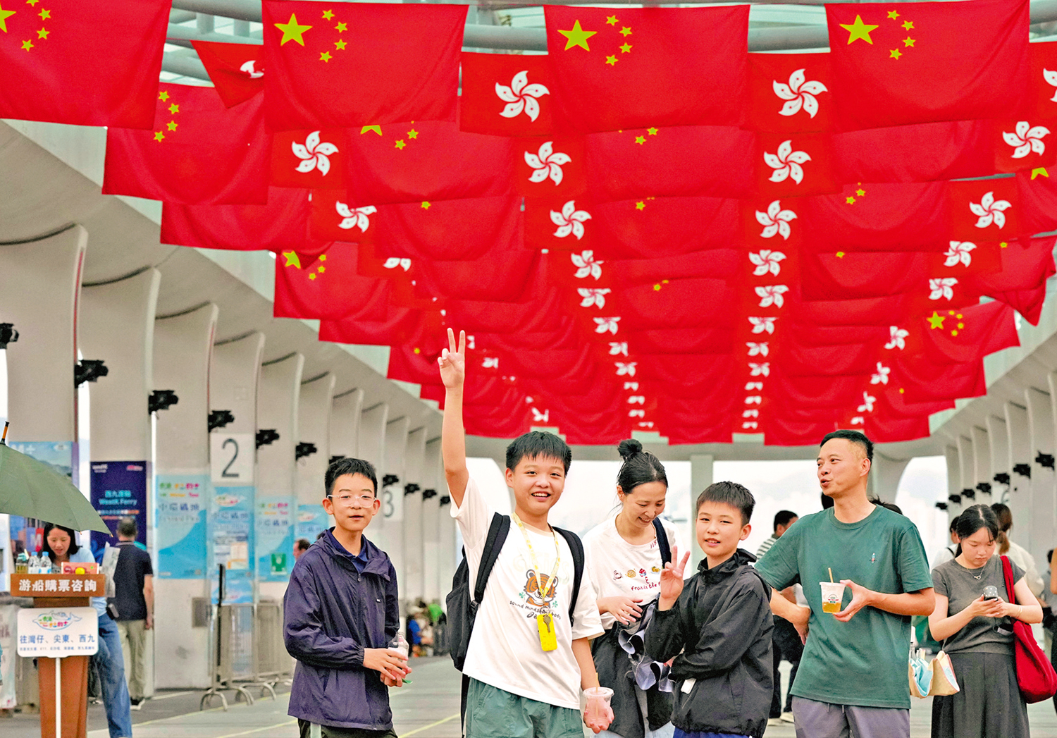　　圖：全港熱烈慶賀回歸祖國29周年，各區大街小巷掛上國旗、區旗，充滿歡樂氣氛。\大公報記者林良堅攝