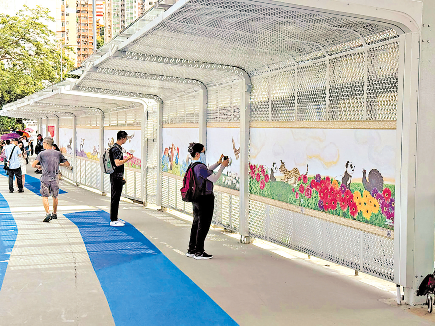 　　圖：長105米的《絲路國寶五洲行》熊貓主題長卷在北角東岸板道展出。\大公報記者顏琨攝