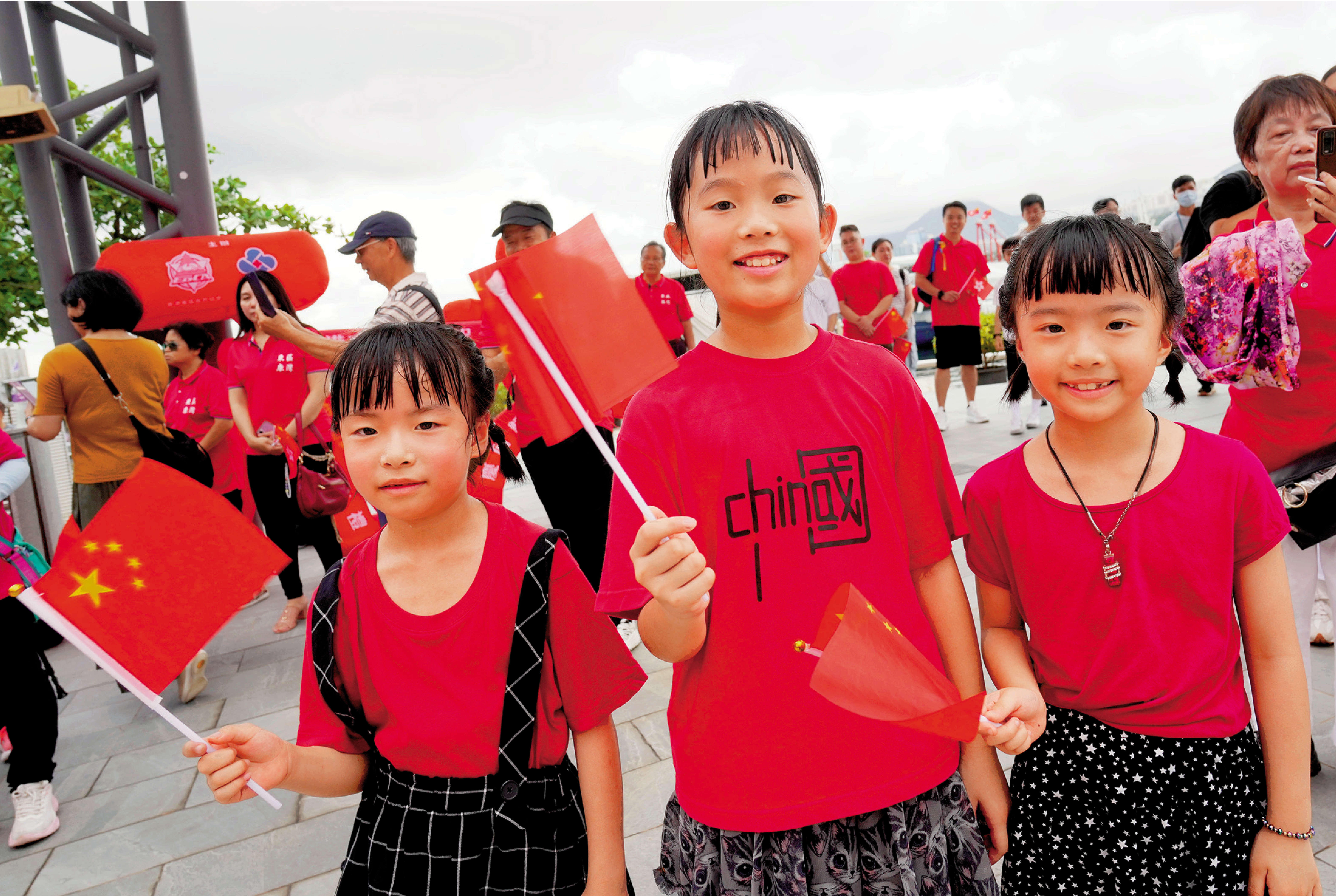 　　圖：香港回歸祖國29周年，小朋友揮舞國旗慶祝。\大公報記者林少權攝