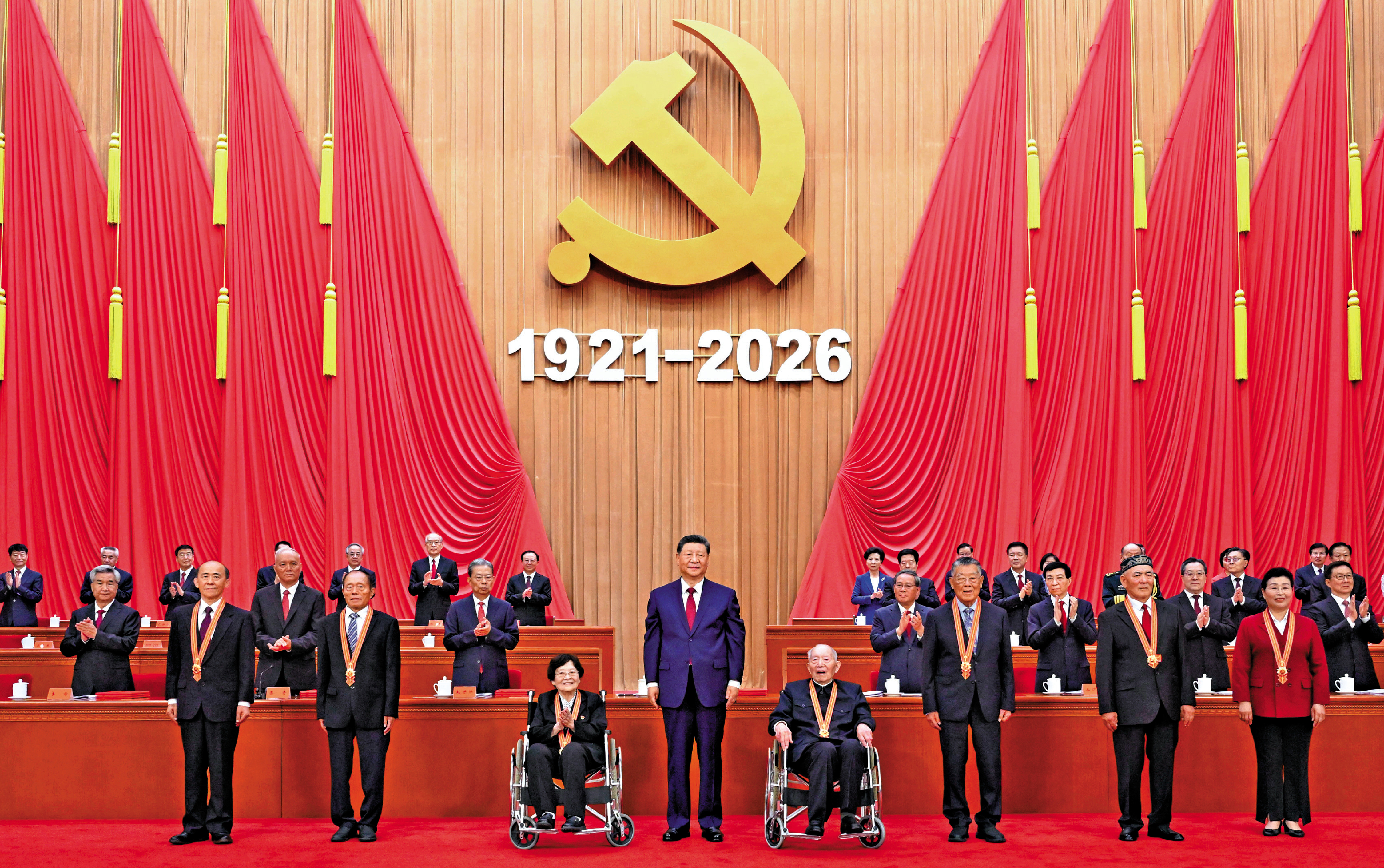 　　圖：7月1日上午，慶祝中國共產黨成立105周年大會在北京人民大會堂隆重舉行。中共中央總書記、國家主席、中央軍委主席習近平向「七一勳章」獲得者頒授勳章。\新華社