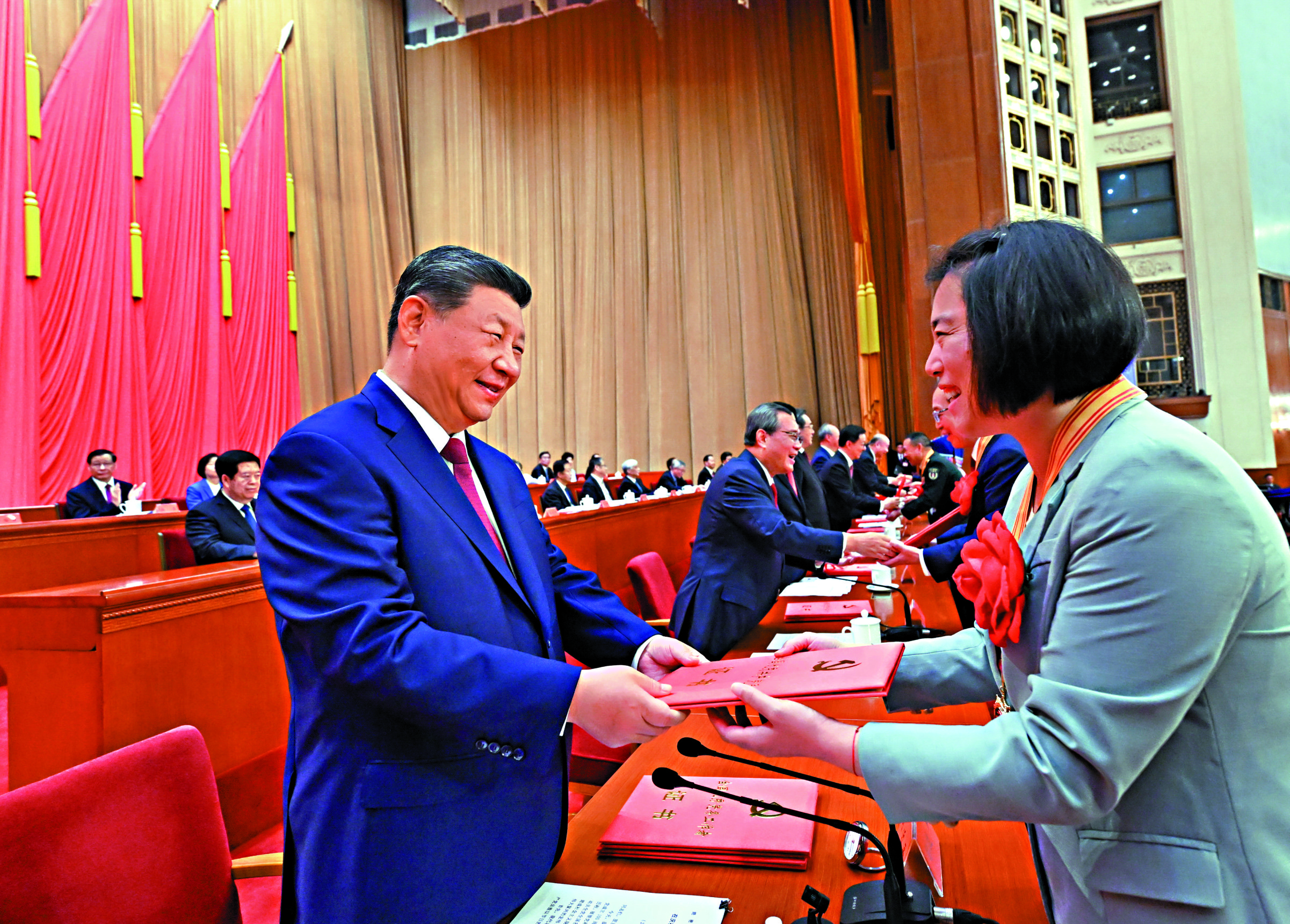 　　圖：7月1日上午，慶祝中國共產黨成立105周年大會在北京人民大會堂隆重舉行。這是習近平等黨和國家領導人為受表彰的全國「兩優一先」代表頒獎。\新華社
