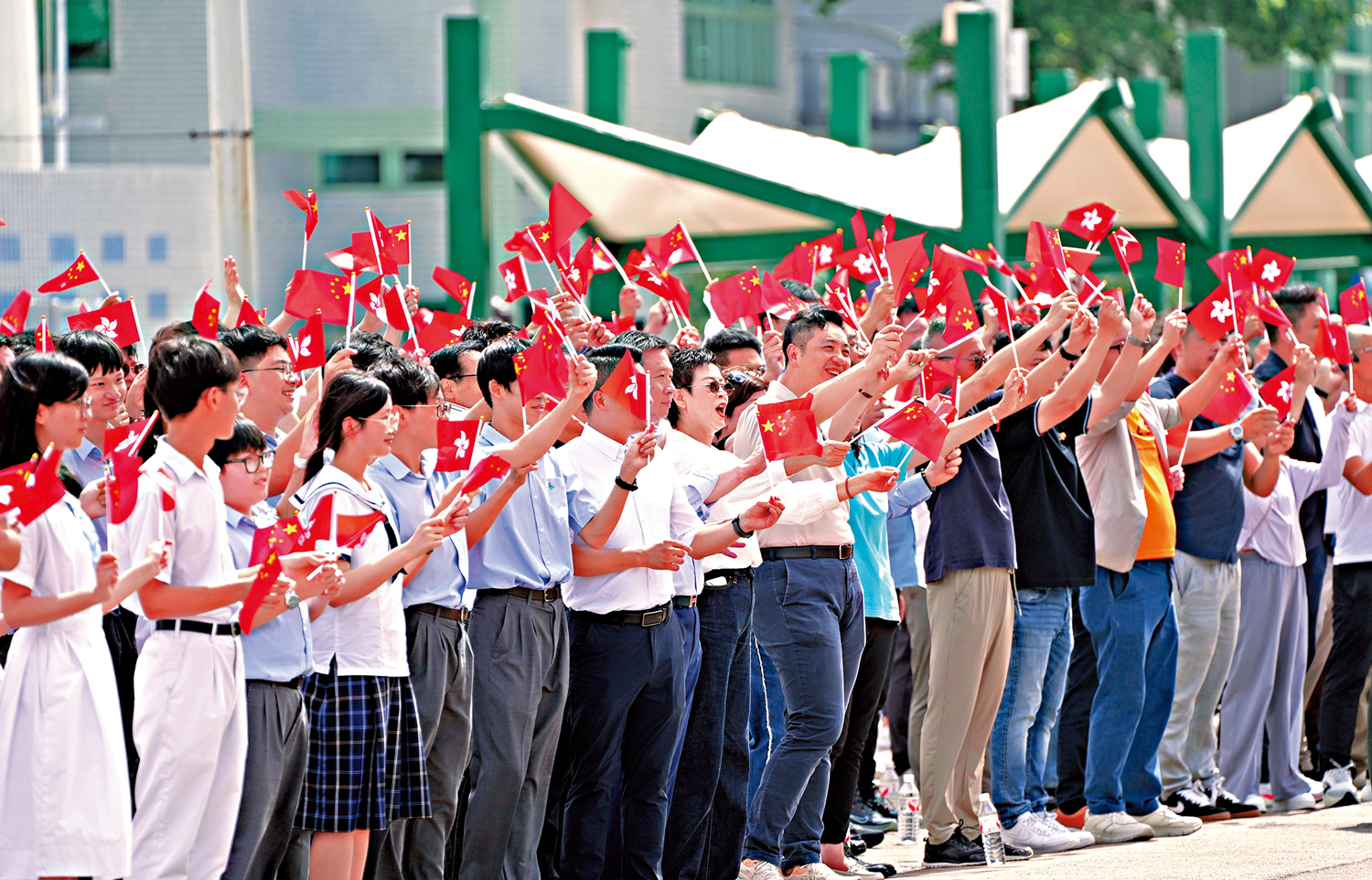 　　圖：大批市民和學生在岸上揮舞小旗幟，歡迎軍艦到來。\大公報記者蔡文豪攝
