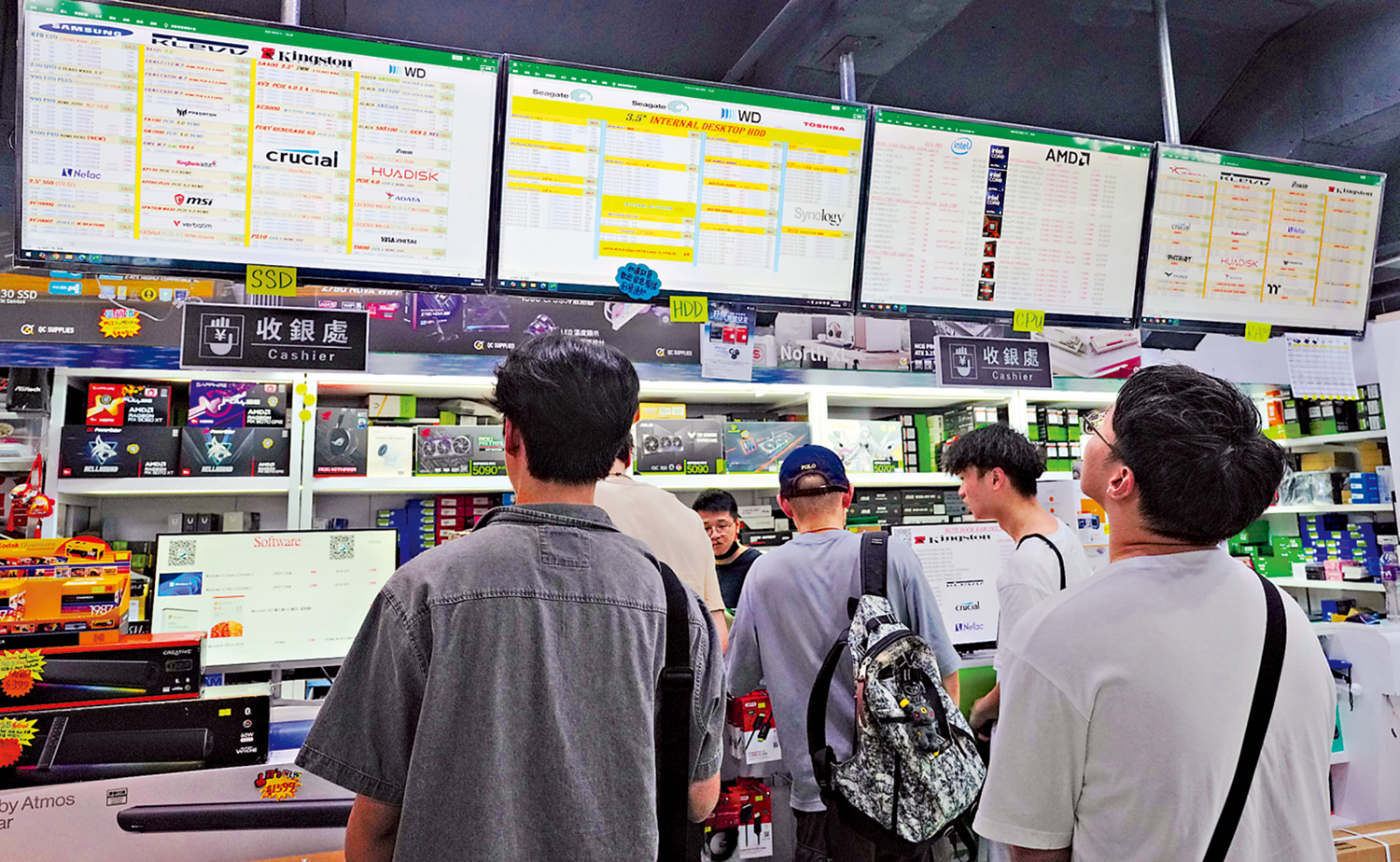 　　圖：由於供應量不足，不少電腦用品的價格可謂每周一變。\大公報記者黃洋港攝
